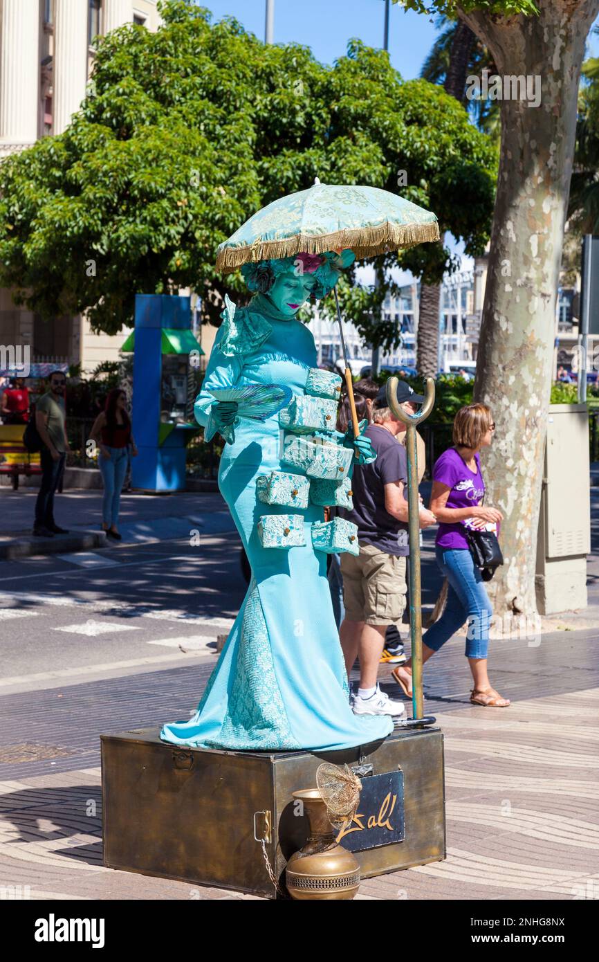 Dali ha ispirato l'artista vivente della statua sulla Rambla, Barcellona, Catalogna, Spagna Foto Stock
