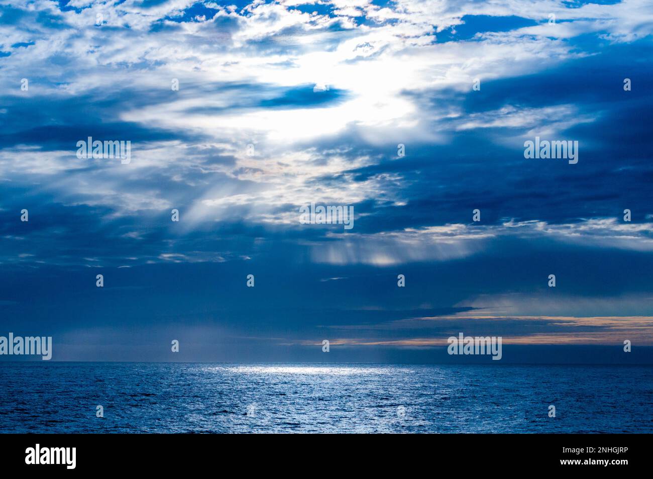 Bellissimo tramonto attraverso le nuvole sopra l'Oceano Artico vicino alle Isole Svalbard di Norvegia Foto Stock