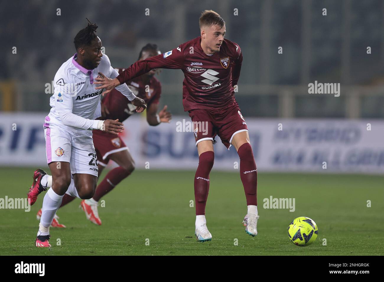 Torino, 20th febbraio 2023. Ivan Ilic del Torino FC sfida Soualiho Meite del Cremonese durante la Serie A allo Stadio Grande Torino. L'immagine di credito dovrebbe essere: Jonathan Moskrop / Sportimage Foto Stock