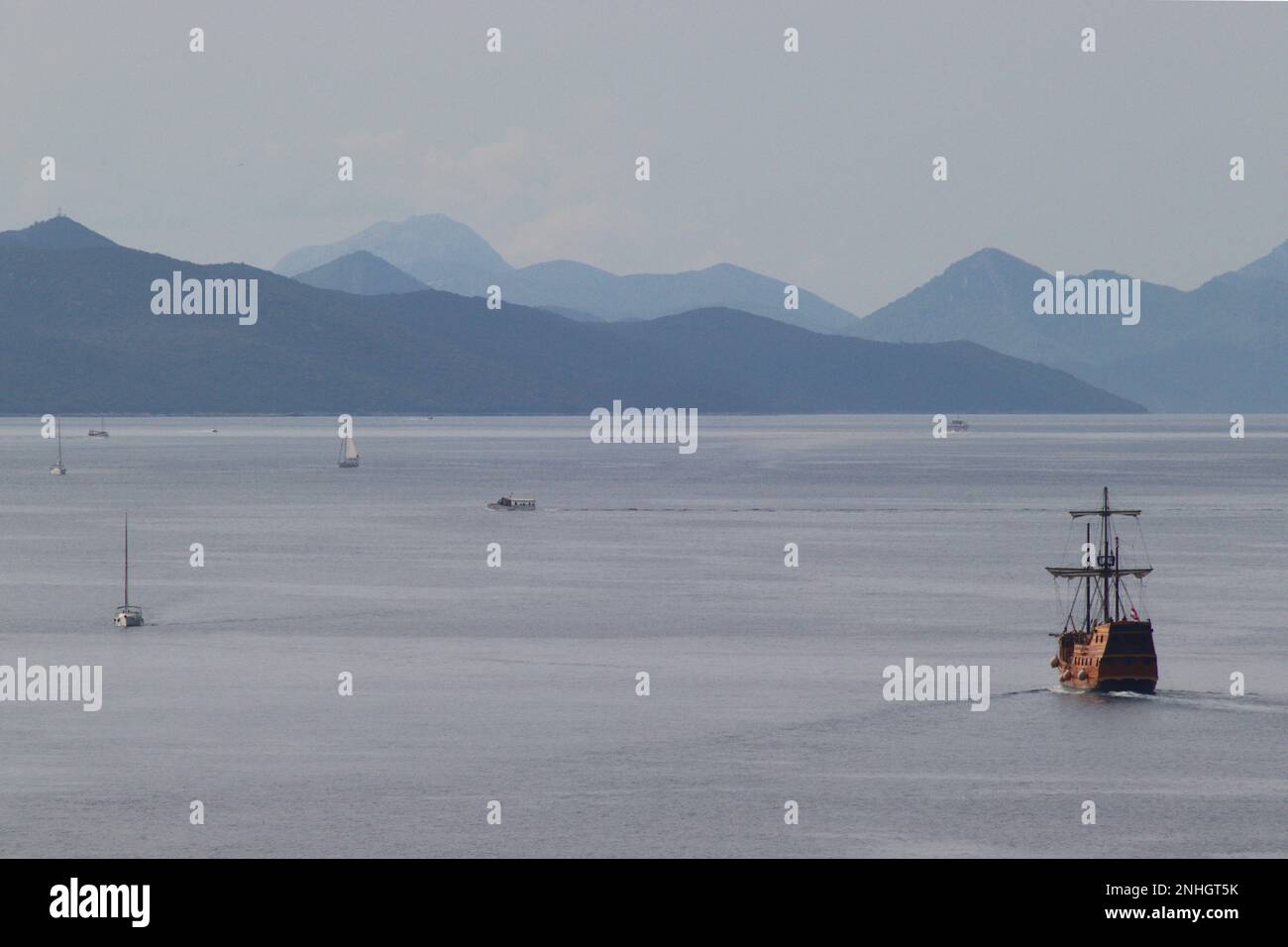 Il "Karaka" - una replica di un galeone del 16th ° secolo imbarca in una crociera al tramonto intorno alle isole Elafiti, Croazia 2022 settembre. Foto Stock