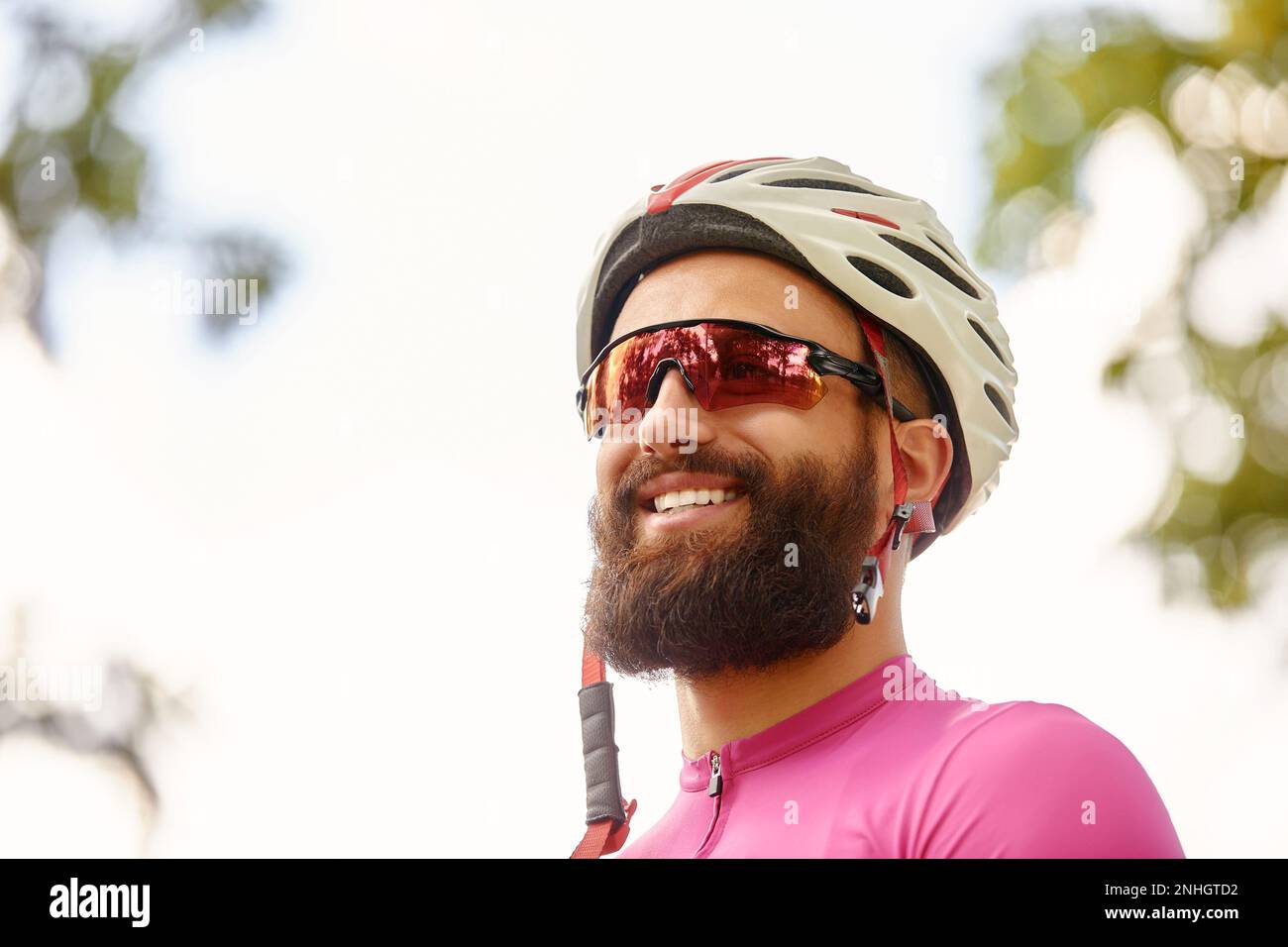 Uomo felice che indossa casco da ciclismo e occhiali da sole Foto stock -  Alamy