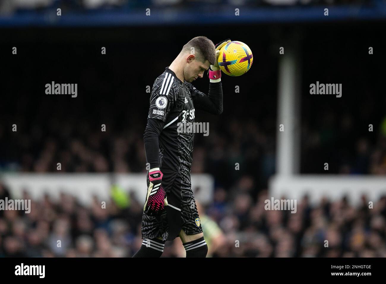 Illan Meslier di Leeds si è Unito con la testa giù durante la partita della Premier League tra Everton e Leeds United a Goodison Park, Liverpool, sabato 18th febbraio 2023. (Foto: Pat Scaasi | NOTIZIE MI) Credit: NOTIZIE MI & Sport /Alamy Live News Foto Stock