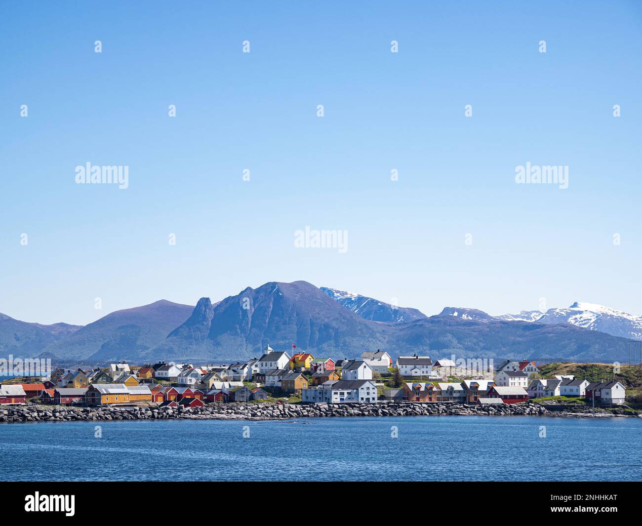 Una vista del villaggio di Bjørnsund, abbandonato nel 1968 a residenti a tempo pieno, comune di Hustadika, Norvegia. Foto Stock