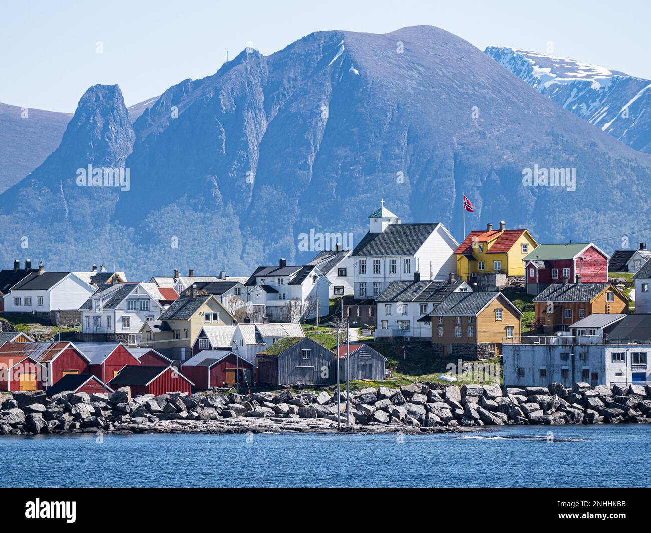 Una vista del villaggio di Bjørnsund, abbandonato nel 1968 a residenti a tempo pieno, comune di Hustadika, Norvegia. Foto Stock