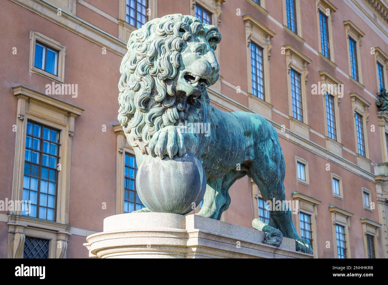 Vista ravvicinata della scultura del leone di fronte al Palazzo reale di Stoccolma, Svezia, in una giornata di sole Foto Stock