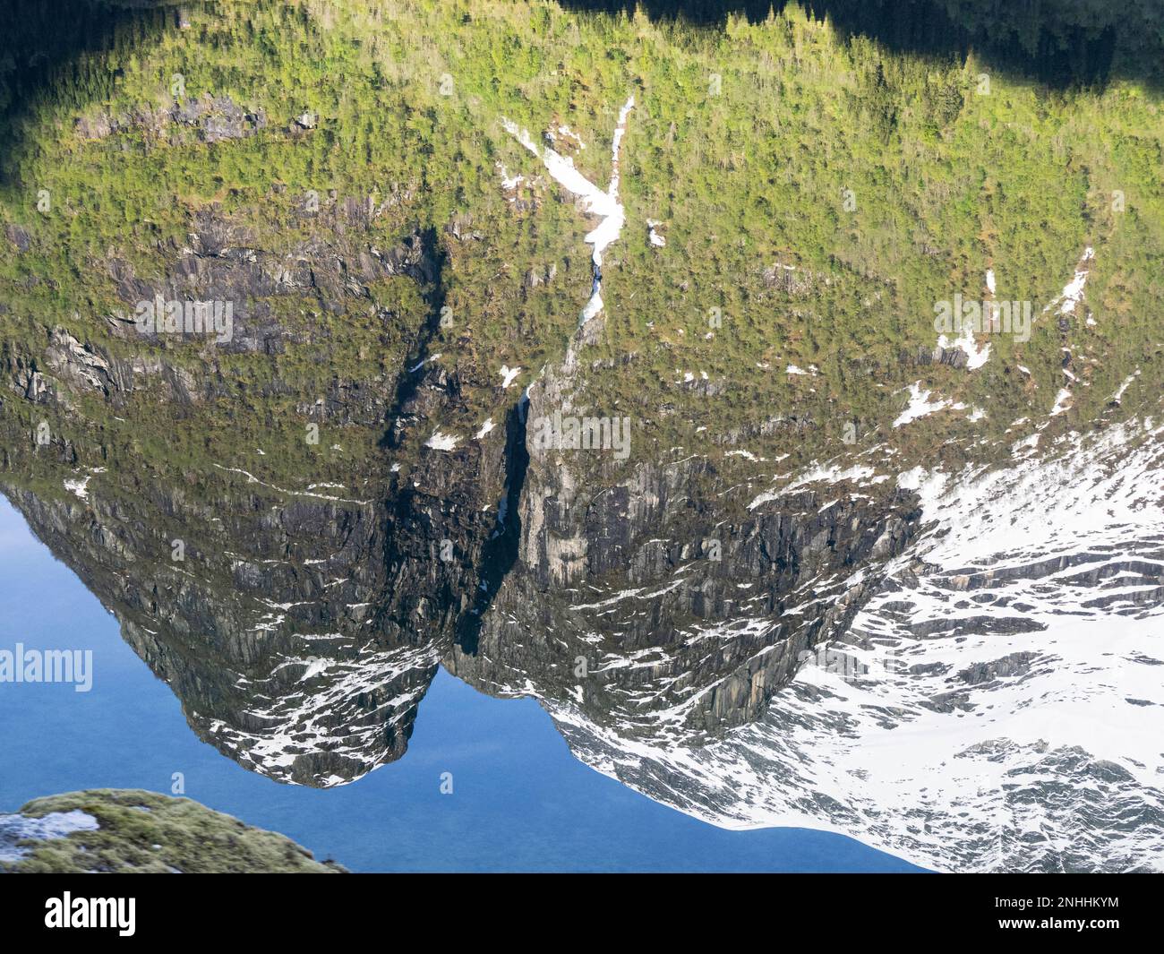 Vista sulle montagne innevate e sui riflessi del lago Oldevatnet, all'interno della valle del fiume Oldedalen, Norvegia. Foto Stock