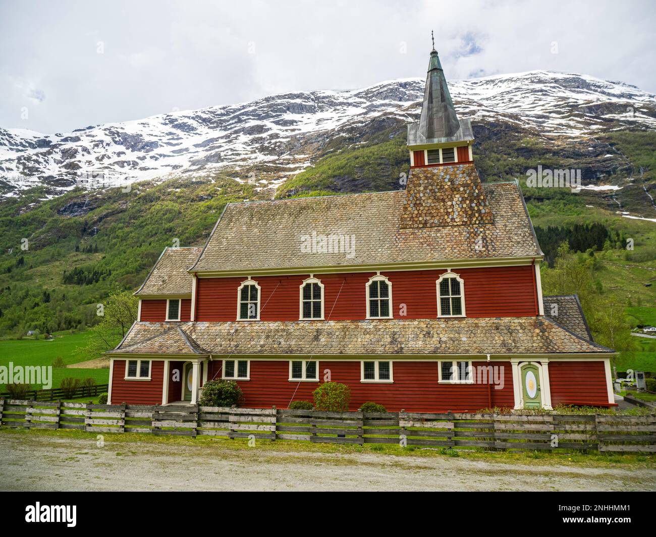 Una vista della chiesa di Olden, norvegese: Olden kirkje, all'interno della valle del fiume Oldedalen, Norvegia. Foto Stock