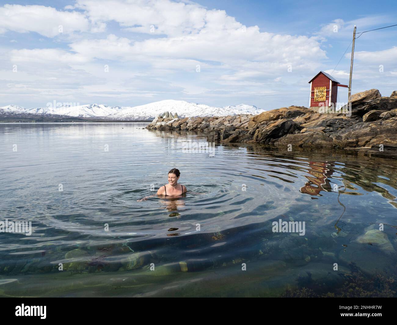 I norvegesi si godono una rara giornata di sole nella città di Tromsø, situata 217 miglia a nord del Circolo polare Artico, Norvegia. Foto Stock
