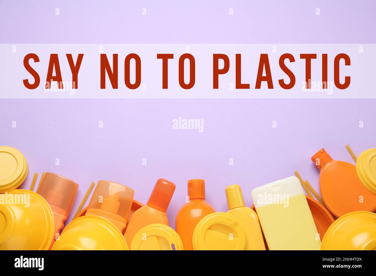 Il testo DICE NO AGLI articoli DI PLASTICA e usa e getta su sfondo lilla, piatto Foto Stock