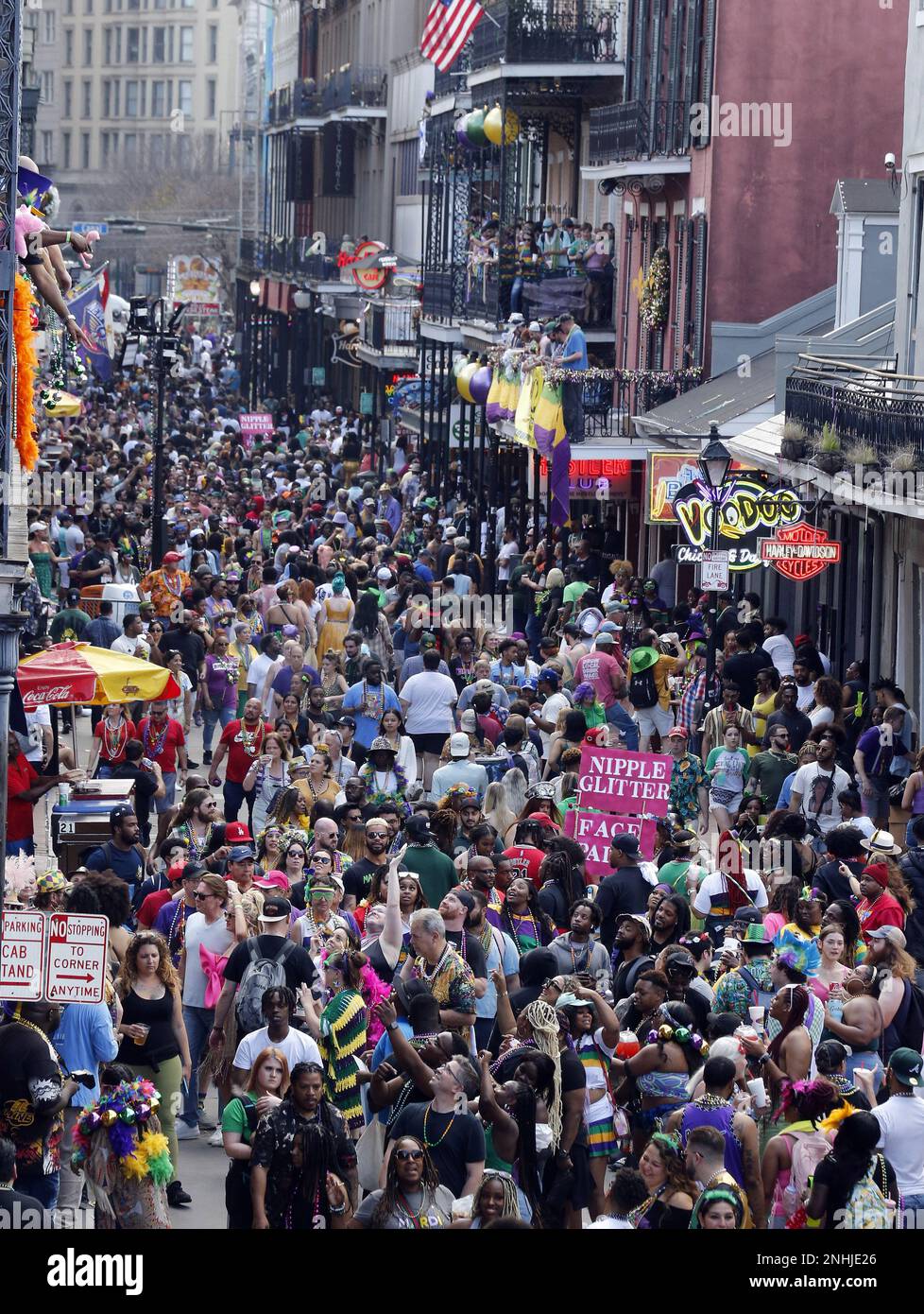 New Orleans, Stati Uniti. 22nd Feb, 2023. I festaioli del Mardi Gras affollano Bourbon Street a New Orleans su Fat Tuesday, February 21, 2023. Foto di AJ Sisco/UPI Credit: UPI/Alamy Live News Foto Stock