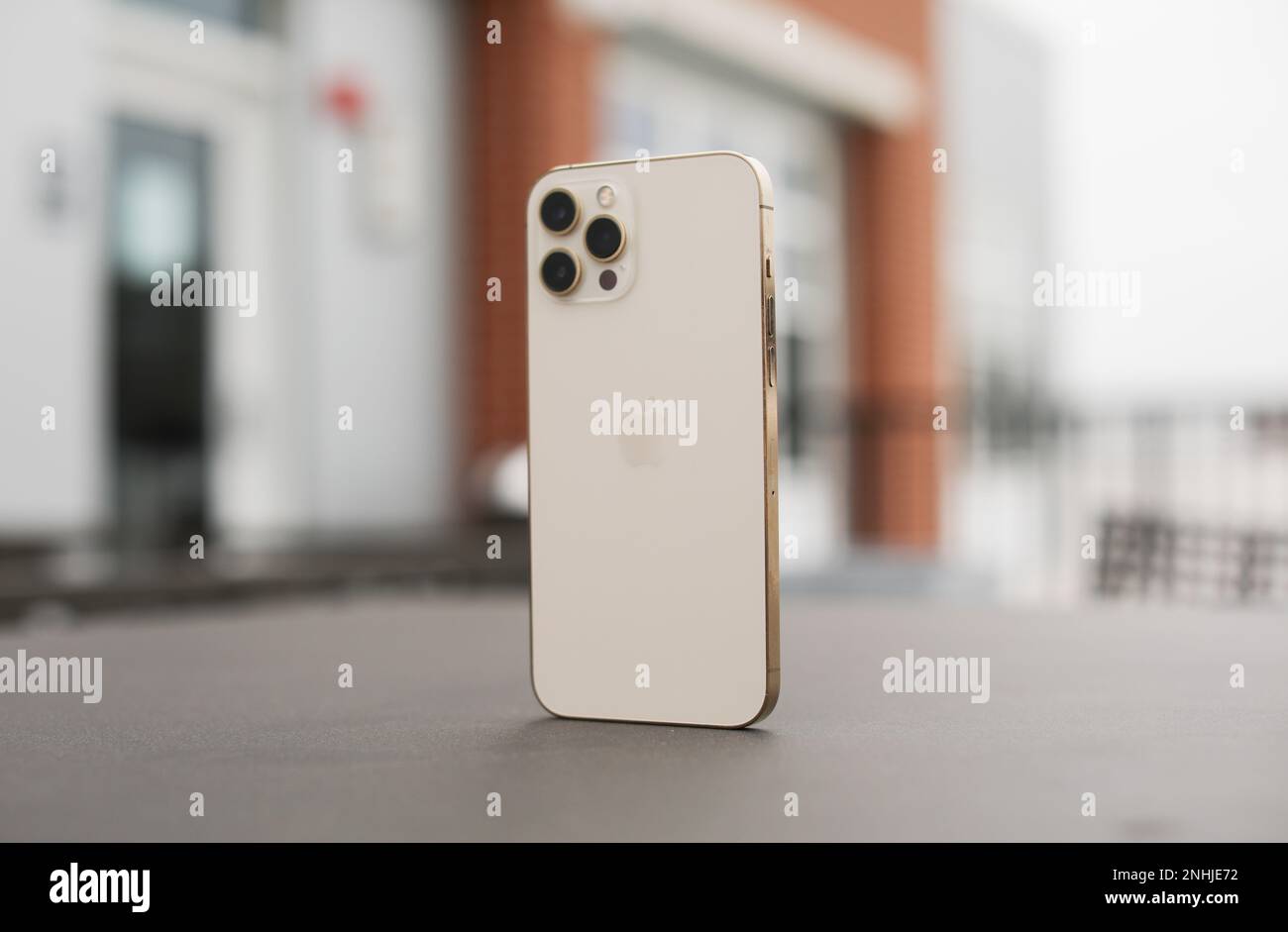 Providence, Rhode Island, USA Febbraio 21 2023: Apple iPhone oro prodotto fotografia focalizzata e mappa Foto Stock