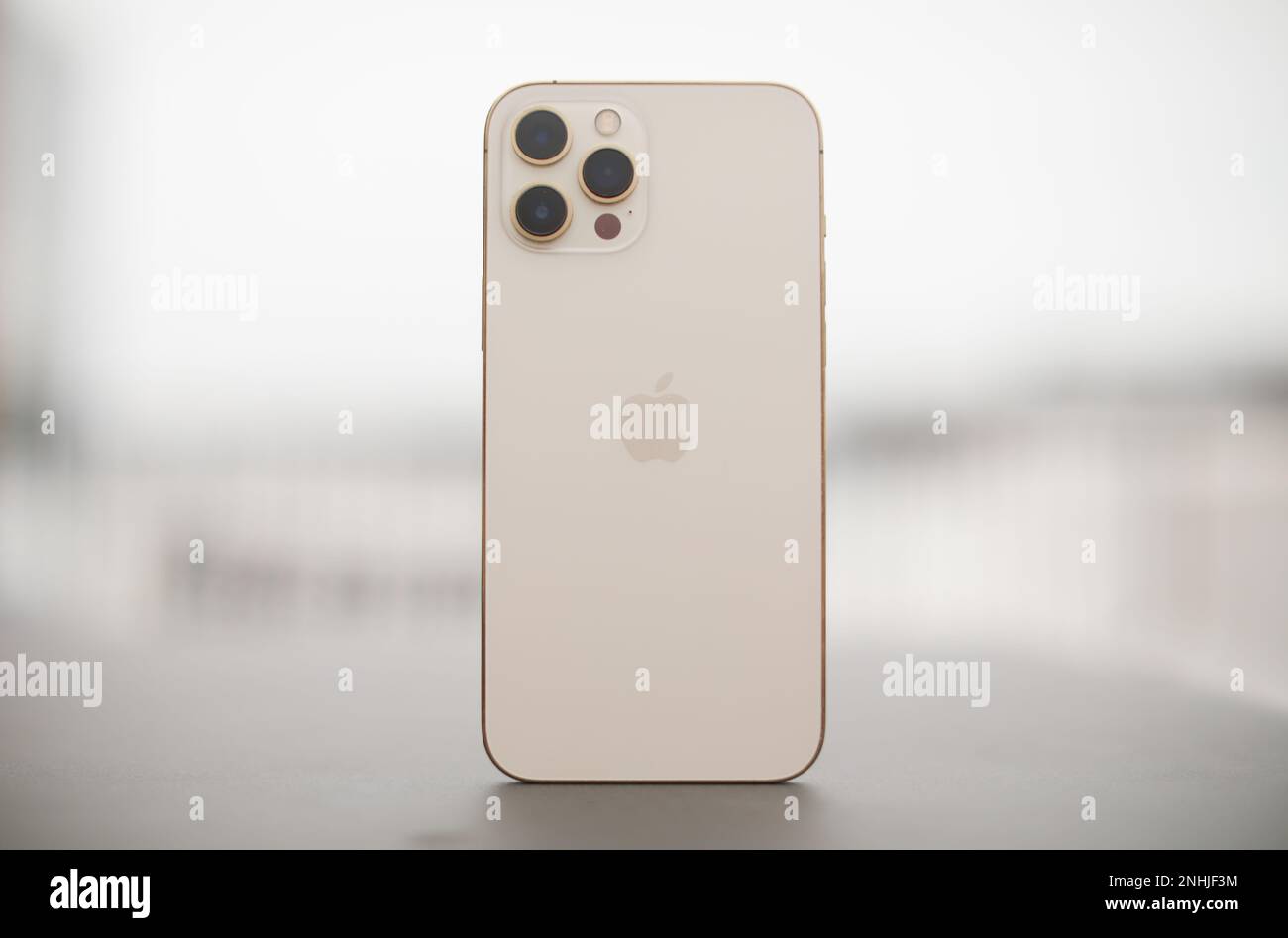 Providence, Rhode Island, USA Febbraio 21 2023: Apple iPhone oro prodotto fotografia focalizzata e mappa Foto Stock