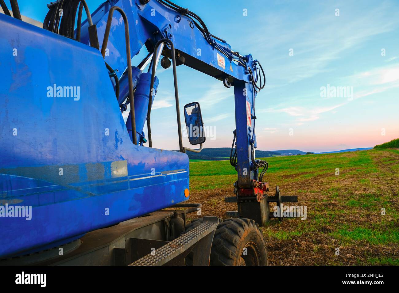 Attrezzature per la posa di tubi e la comunicazione. Macchine di costruzione nel field. Pipe che posa. Foto Stock