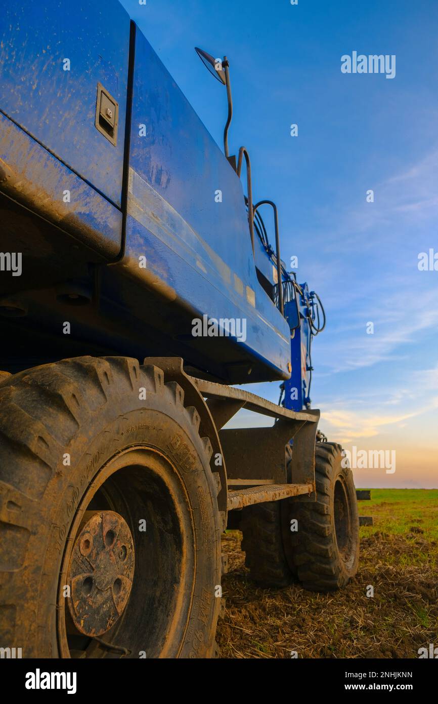 Attrezzature per la posa di tubi e la comunicazione. Installazione delle tubazioni. Macchine da costruzione nel campo. Foto Stock