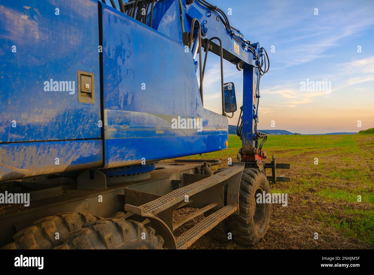 Attrezzature per la posa di tubi e macchine per la comunicazione. Costruzione nel campo. Installazione di attrezzature per costruzioni. Installazione di tubazioni. Foto Stock