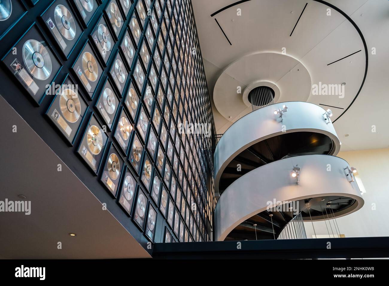 Dischi d'oro e d'argento appesi su un muro al negozio di articoli da regalo del museo Country Music Hall of fame nel centro di Nashville, Tennessee, Stati Uniti Foto Stock