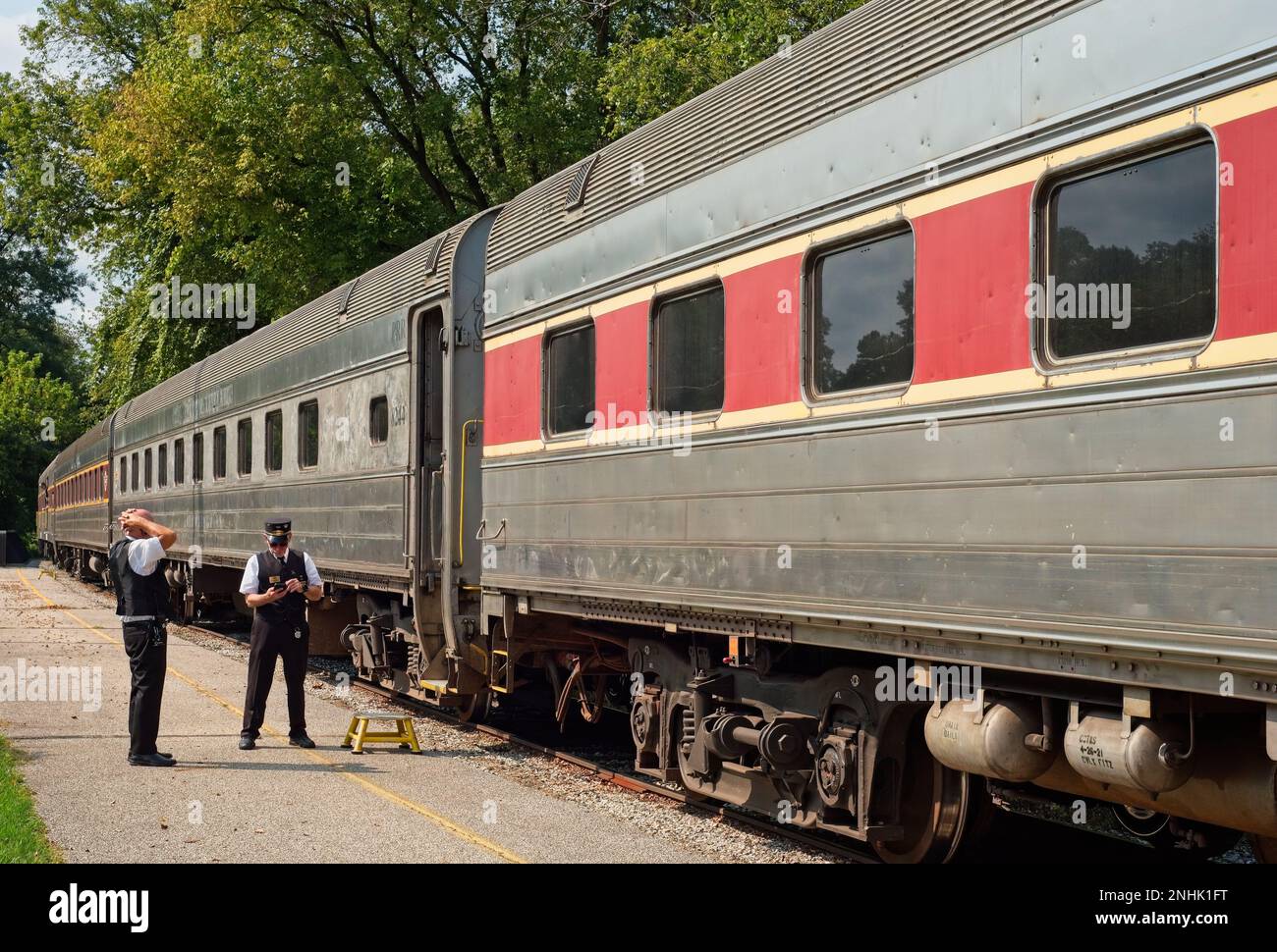 Akron, OH, USA - 15 settembre 2022: Due tirocinanti volontari per la ferrovia panoramica della valle di Cuyahoga convergono durante una sosta alla stazione di Akron Northside, Foto Stock