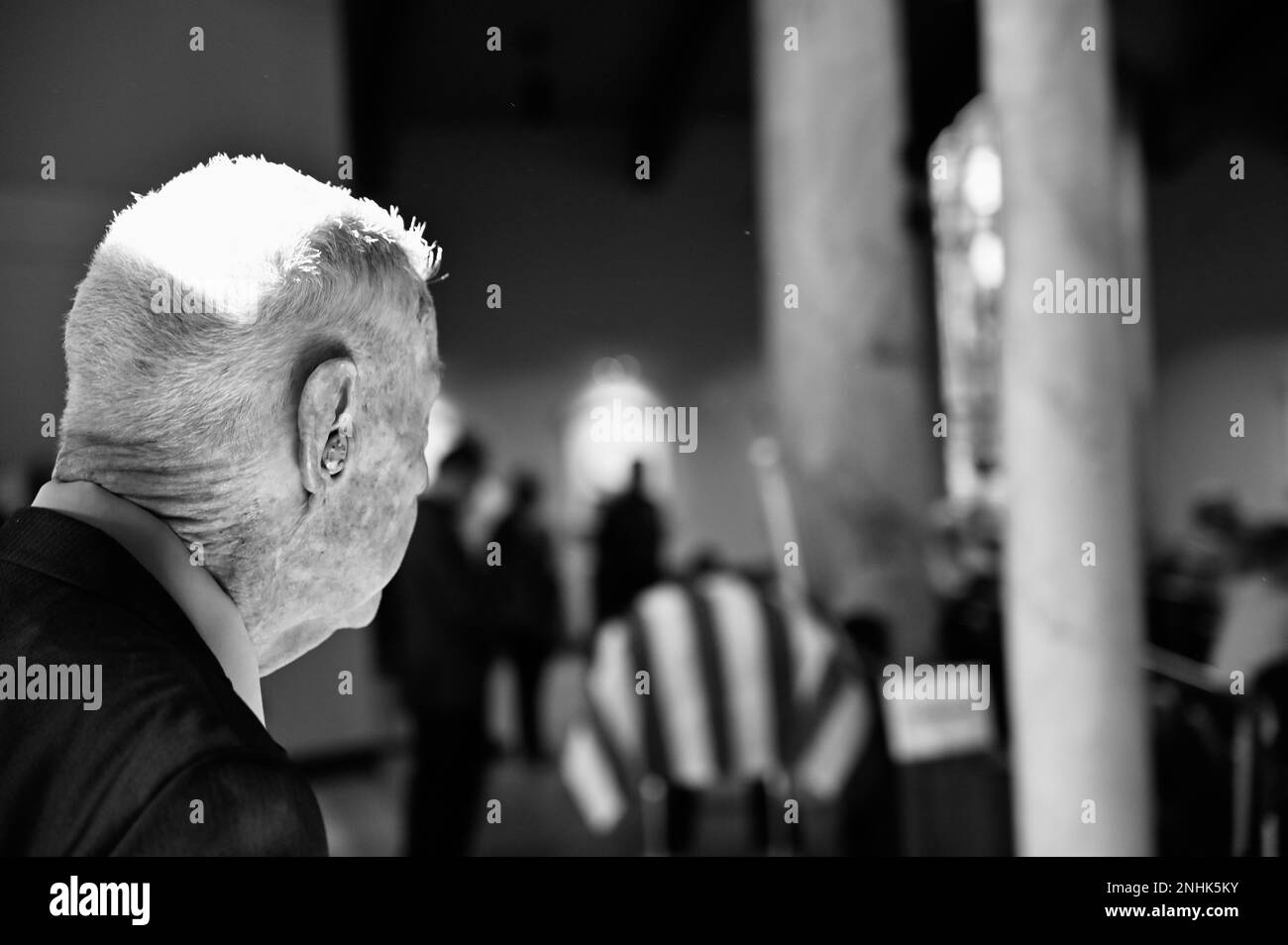 Quinto Maestro Capo Sgt. Dell'aeronautica Robert D. Gaylor guarda la caserma del Maestro Capo Sgt. 6th dell'aeronautica James M. McCoy, durante il servizio funerario di McCoy a St Matthew the Evangelist Catholic Church, Bellevue, Neb., 29 luglio 2022. In qualità di CMSAF del 6th, McCoy ha stabilito di migliorare un tasso di ritenzione arruolato che era sceso a circa il 25% alla fine degli anni '1970s. Foto Stock