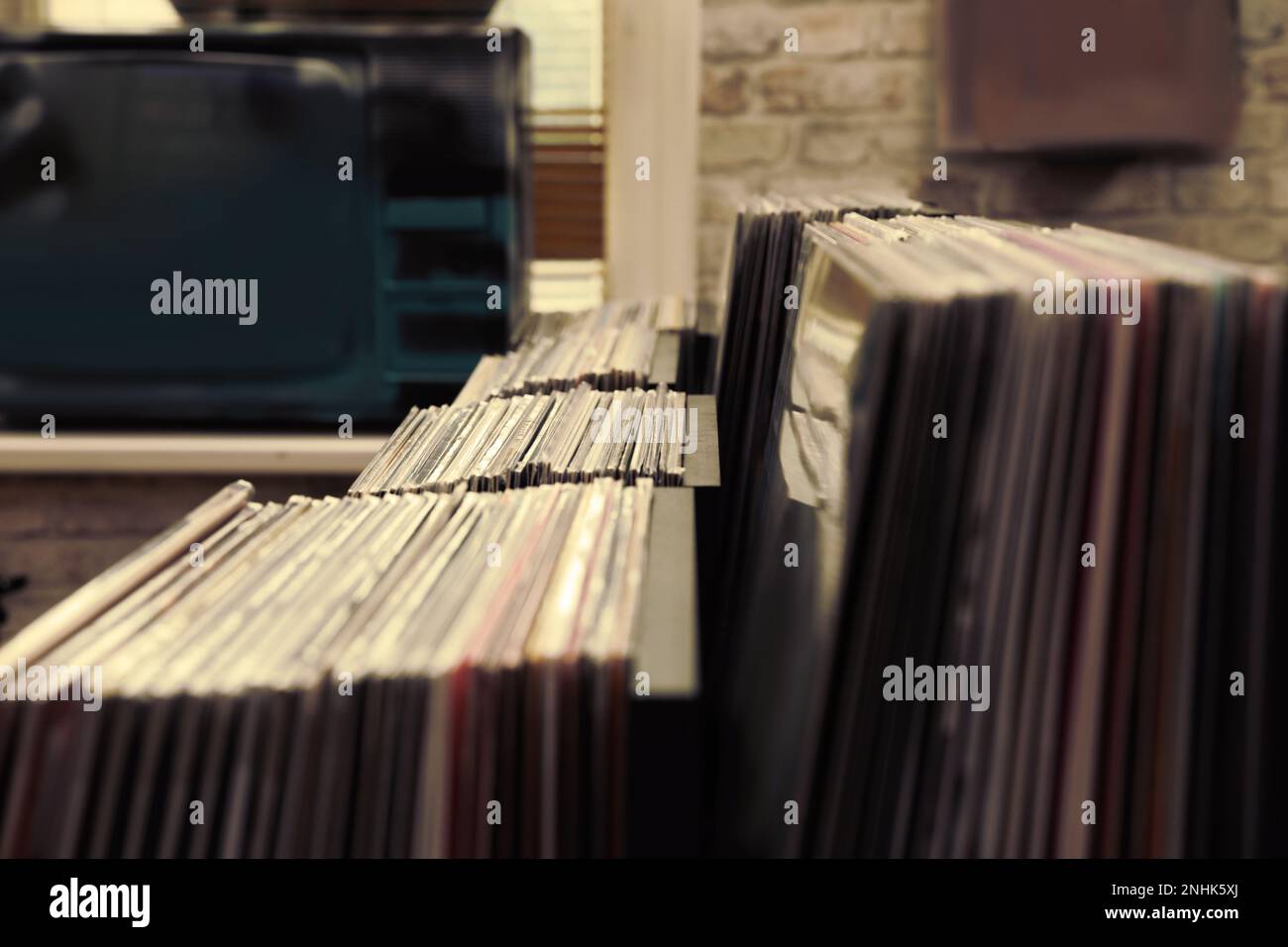 Molti dischi in vinile diversi in negozio, primo piano Foto Stock