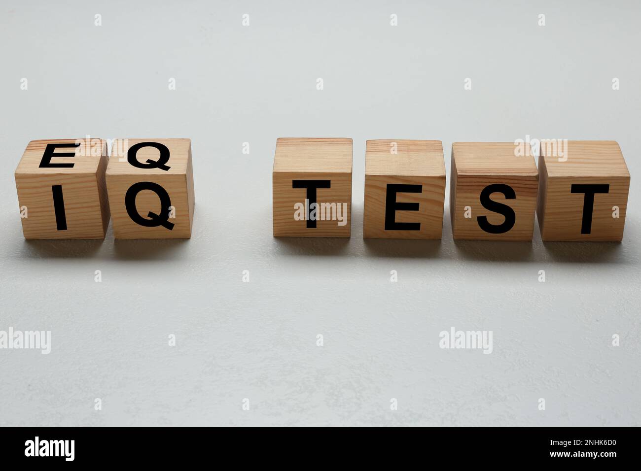 Cubi con testo IQ Test su sfondo chiaro Foto Stock