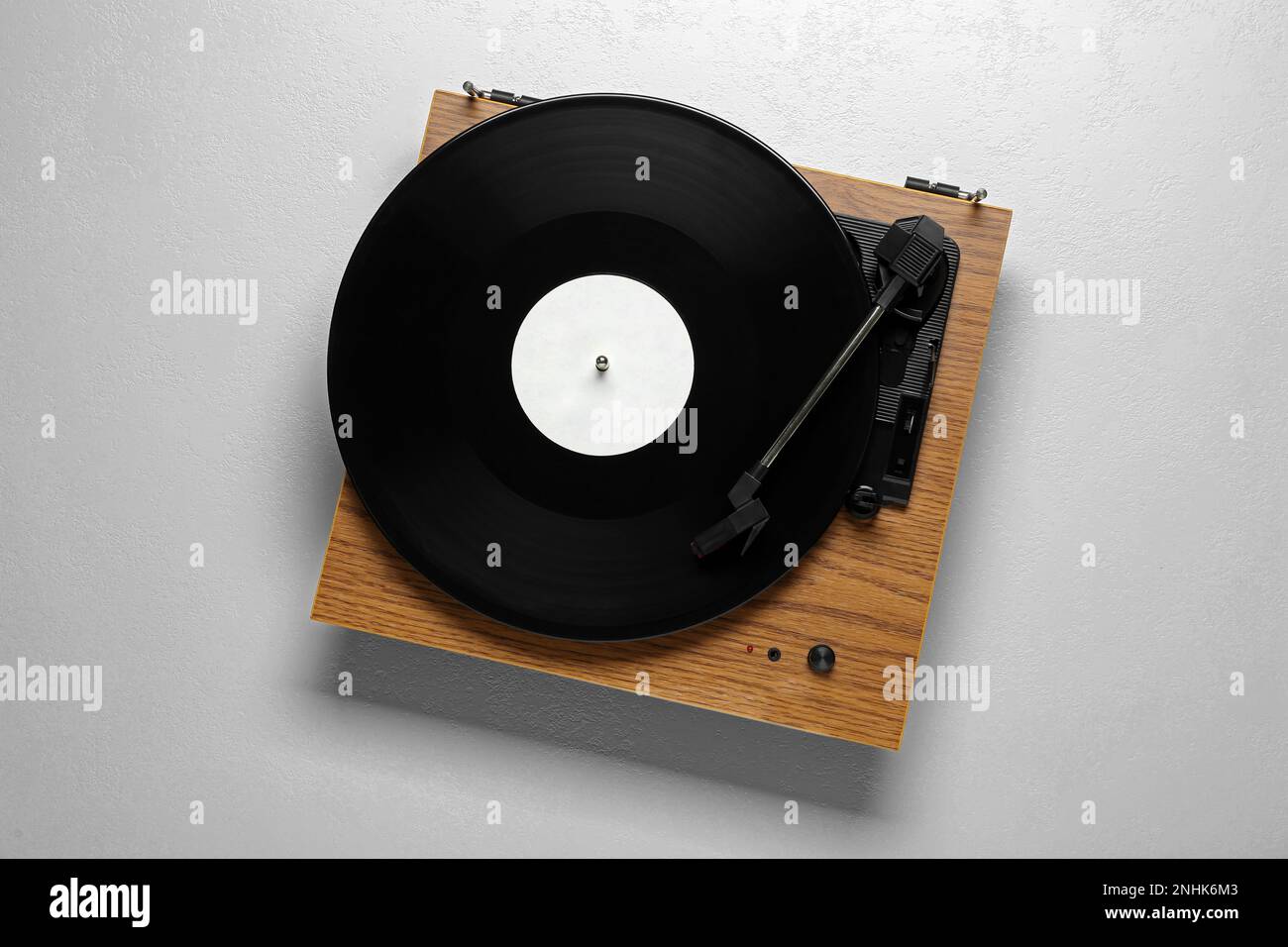 Giradischi con disco in vinile su sfondo bianco, vista dall'alto Foto Stock