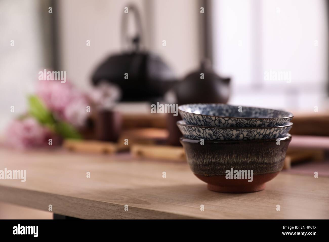 Pila di tazze per la tradizionale cerimonia del tè su un tavolo di legno Foto Stock