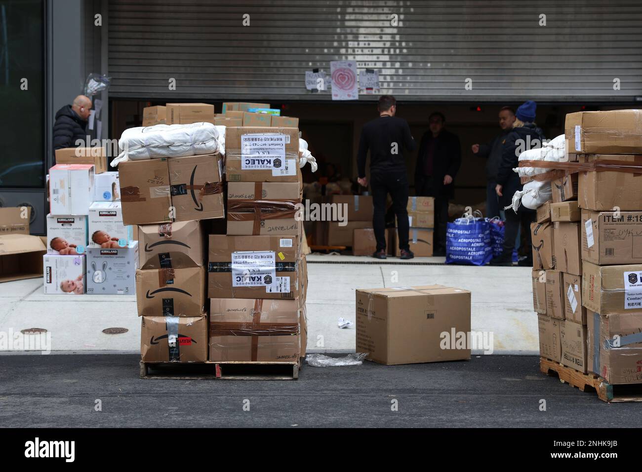 New York, Estados Unidos. 21st Feb, 2023. Il Consolato turco di New York riceve aiuti umanitari per assistere i sopravvissuti al terremoto che ha colpito la regione della Turchia e della Siria. (Foto: William Volcov) Credit: Brazil Photo Press/Alamy Live News Foto Stock