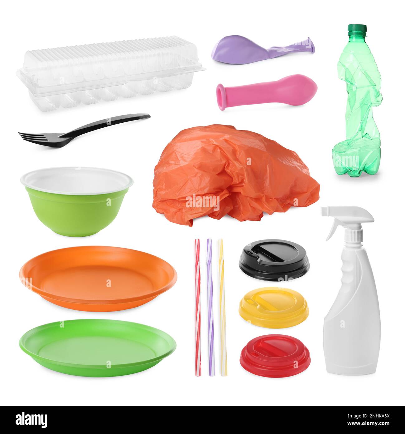 Set con diversi elementi in plastica su sfondo bianco Foto Stock