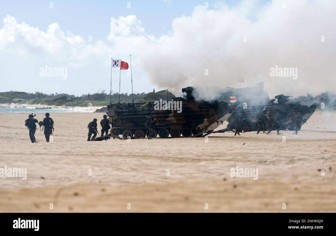 220730-N-LI768-1074 MARINE CORPS BASE HAWAII, Hawaii (30 luglio 2022) Repubblica di Corea Marines debark veicoli d'assalto anfibi coreani a Pyramid Rock Beach durante un raid anfibio per un esercizio multinazionale di operazioni litorali come parte di Rim of the Pacific (RIMPAC) 2022. Ventisei nazioni, 38 navi, tre sottomarini, più di 170 aerei e 25.000 persone partecipano al RIMPAC dal giugno 29 al 4 agosto nelle isole hawaiane e nella California meridionale. Il più grande esercizio marittimo internazionale del mondo, RIMPAC offre un’opportunità di formazione unica promuovendo al contempo un Foto Stock