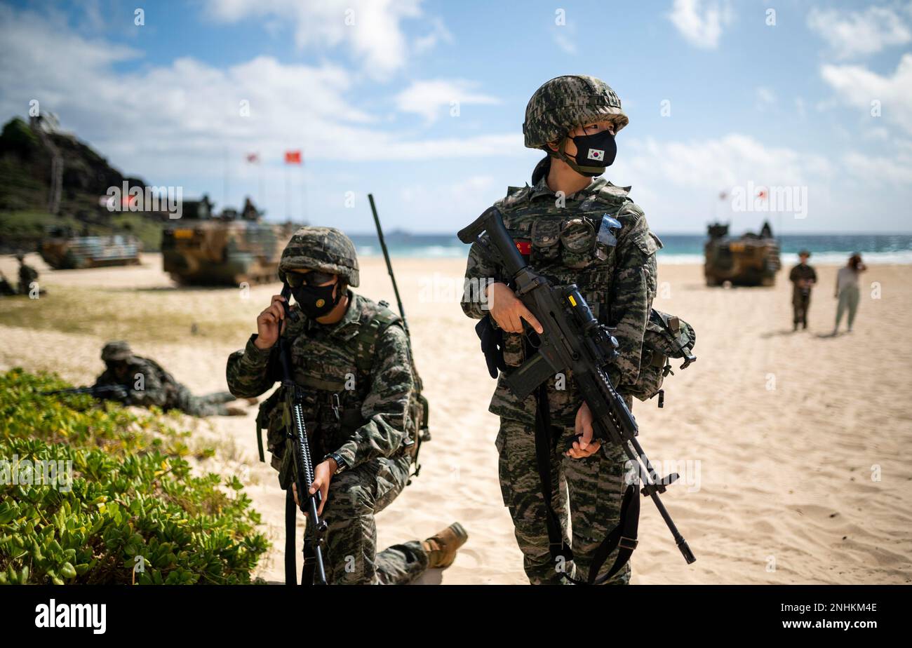 220730-N-LI768-1111 MARINE CORPS BASE HAWAII, Hawaii (30 luglio 2022) Una Repubblica di Corea Marine si assicura la loro posizione a Pyramid Rock Beach durante un raid anfibio per un esercizio multinazionale di operazioni litorali come parte di Rim of the Pacific (RIMPAC) 2022. Ventisei nazioni, 38 navi, tre sottomarini, più di 170 aerei e 25.000 persone partecipano al RIMPAC dal giugno 29 al 4 agosto nelle isole hawaiane e nella California meridionale. Il più grande esercizio marittimo internazionale del mondo, RIMPAC offre un’opportunità di formazione unica, promuovendo e sostenendo coope Foto Stock