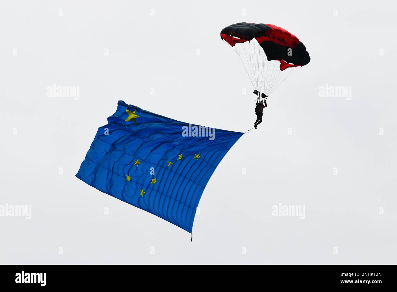 Gli Stati Uniti La squadra dimostrativa del comando speciale per le operazioni dell'esercito, "The Black Daggers", si esibisce durante l'Arctic Thunder Open House presso la Joint base Elmendorf-Richardson, Alaska, 30 luglio 2022. I Black Daggers sono composti interamente da volontari provenienti da tutta la comunità delle operazioni speciali dell'esercito. Hanno diversi background e varie specialità militari. Foto Stock