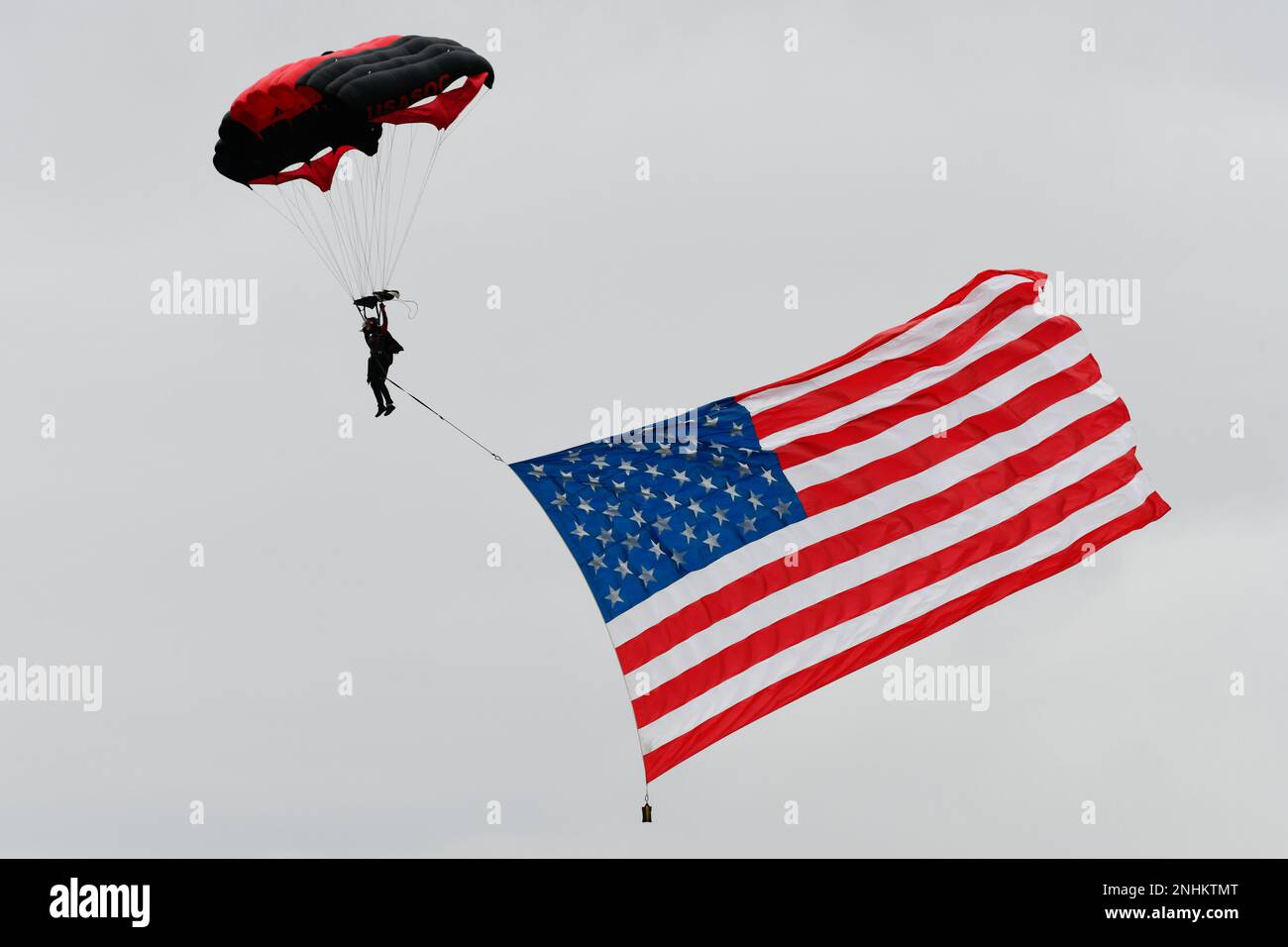 Gli Stati Uniti La squadra dimostrativa del comando speciale per le operazioni dell'esercito, "The Black Daggers", si esibisce durante l'Arctic Thunder Open House presso la Joint base Elmendorf-Richardson, Alaska, 30 luglio 2022. I Black Daggers sono composti interamente da volontari provenienti da tutta la comunità delle operazioni speciali dell'esercito. Hanno diversi background e varie specialità militari. Foto Stock