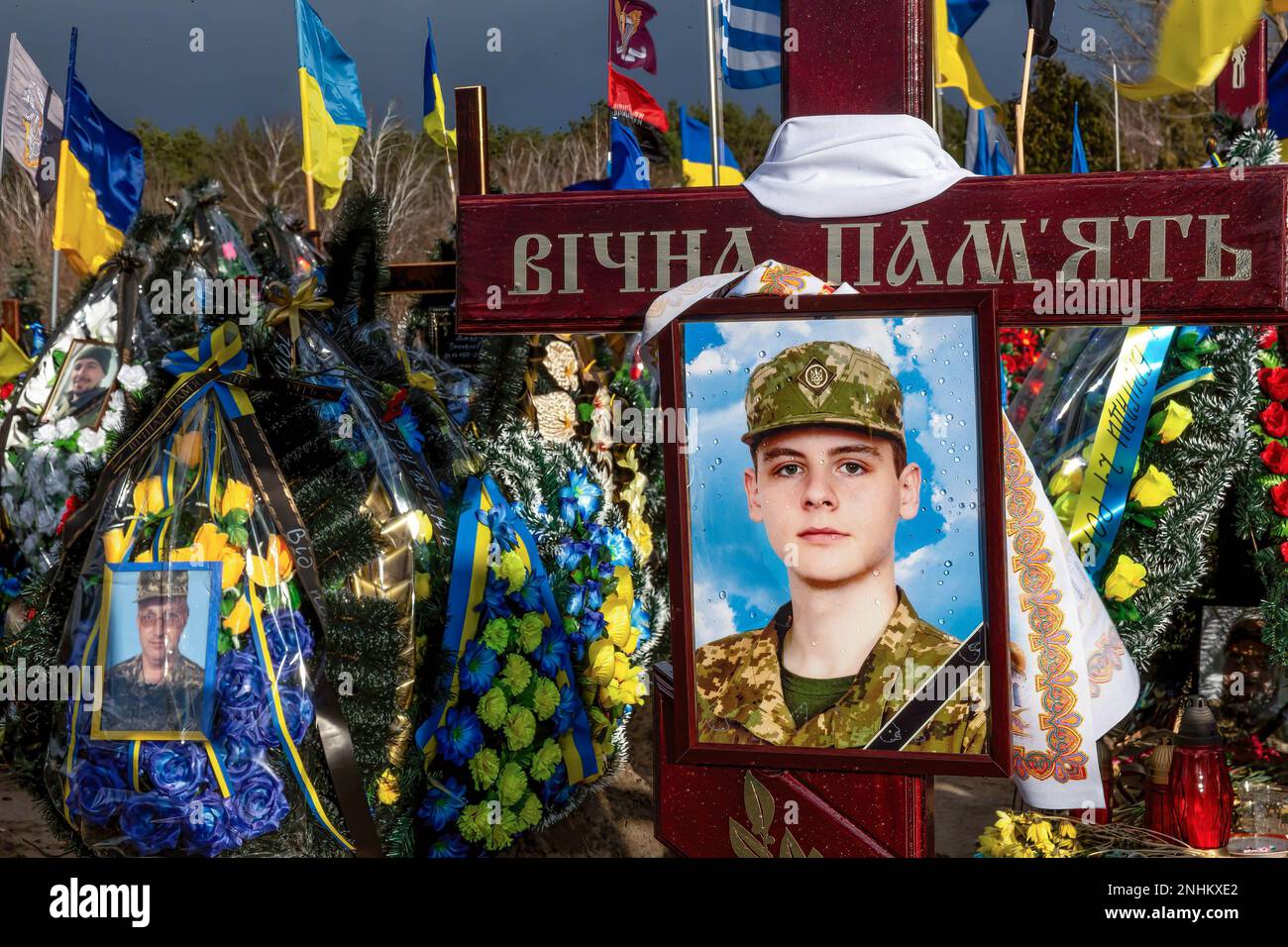 Kiev, Kiev Oblast, Ucraina. 21st Feb, 2023. I ritratti dei soldati caduti accanto alle bandiere nazionali ucraine blu e gialle e i fiori giacciono sulle tombe dei soldati uccisi in combattimento contro le forze russe, nel cimitero di Lisove, nella capitale dell'Ucraina. Mentre l'invasione su larga scala dell'Ucraina da parte delle forze russe si avvicina al suo primo anniversario, il tasso di sinistri è molto alto, anche se i numeri esatti sono sconosciuti. Un minimo di 13 mila soldati ucraini hanno perso la vita. (Credit Image: © Dominika Zarzycka/SOPA Images via ZUMA Press Wire) SOLO PER USO EDITORIALE! Non per USO commerciale! Foto Stock