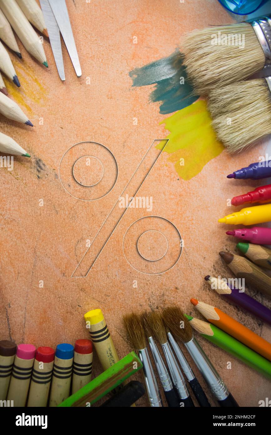 Foto aerea dei materiali scolastici con segno di percentuale. Pennelli, matite, strumenti artistici. Attrezzature artistiche e artigianali. Foto Stock