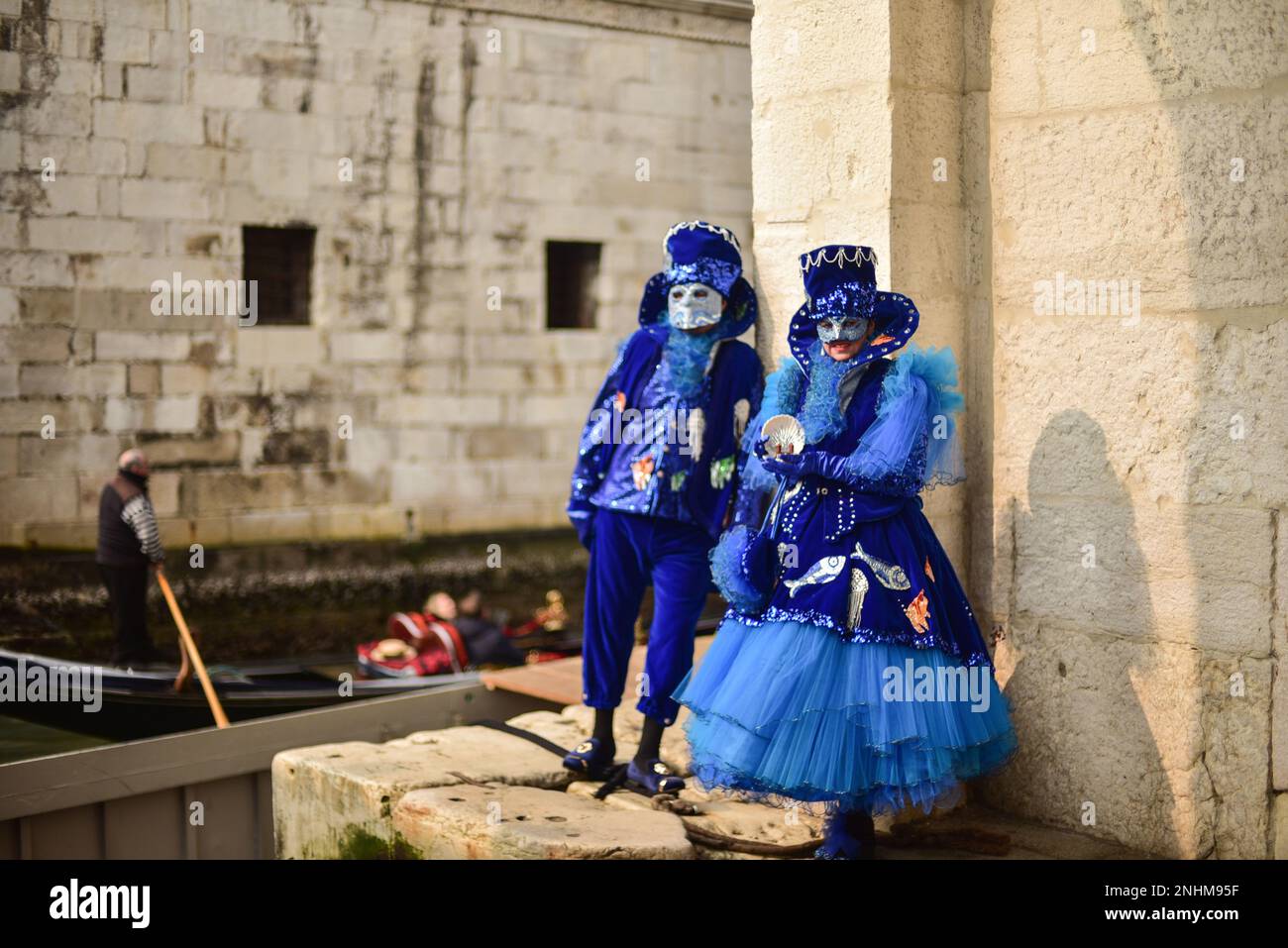 18 febbraio 2023, Venezia, Italia: Partecipanti in costume al Carnevale  delle maschere di Venezia lungo i canali. A Venezia il Carnevale inizia in  barca, mentre migliaia di persone si riuniscono, costeggiano le