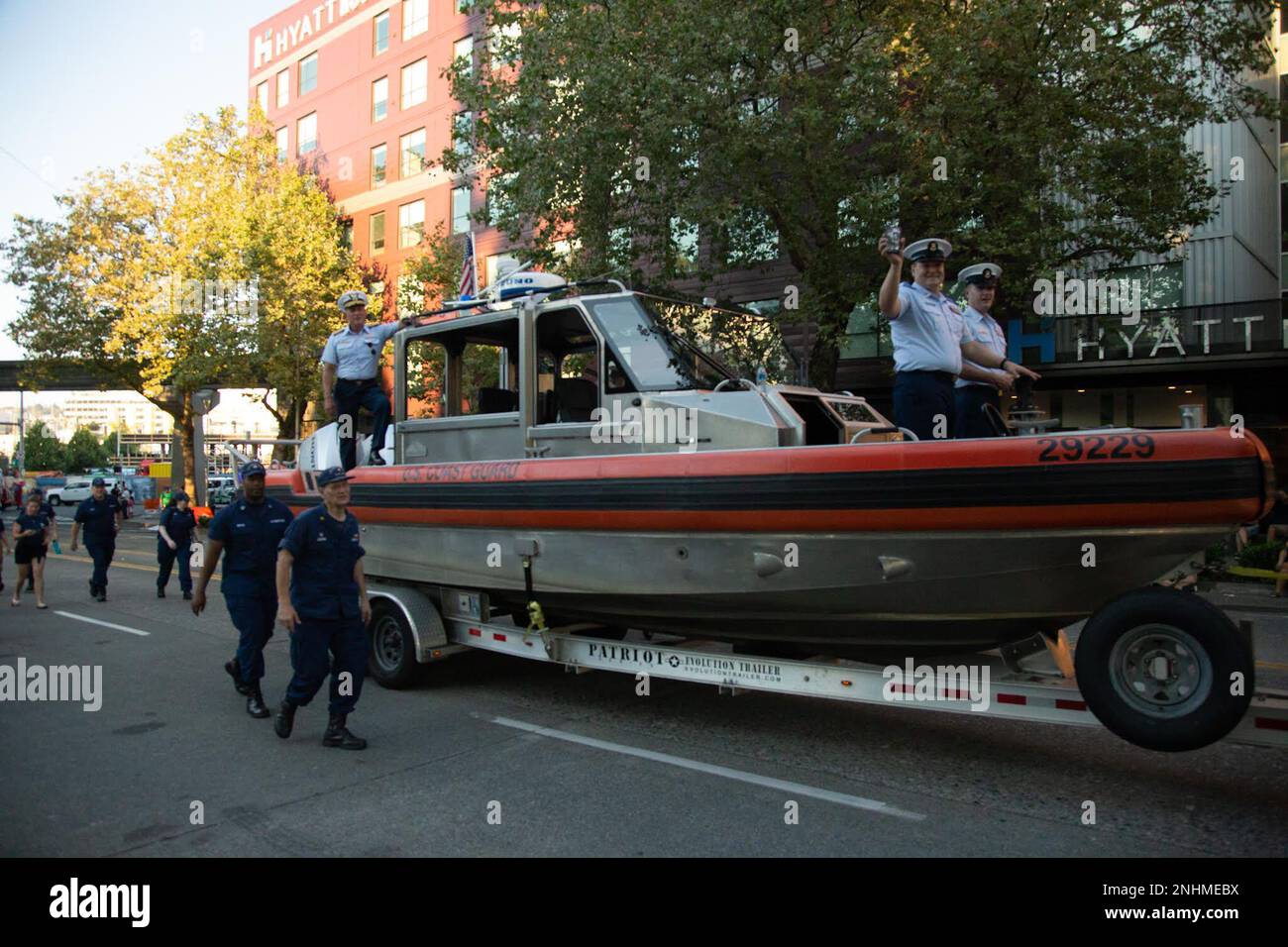 Melvin Bouboulis, comandante, 13th° distretto della Guardia Costiera, rappresenta la Guardia Costiera mentre si è a bordo di un'imbarcazione di risposta di 29 piedi trainata di piccole dimensioni II durante la Seattle Torchlight Parade nel centro di Seattle, Washington, 30 luglio 2022. Guardia costiera settore Puget Sound personale accompagnato Bouboulis durante la parata. STATI UNITI Foto della Guardia Costiera di Seaman Ian Ray. Foto Stock