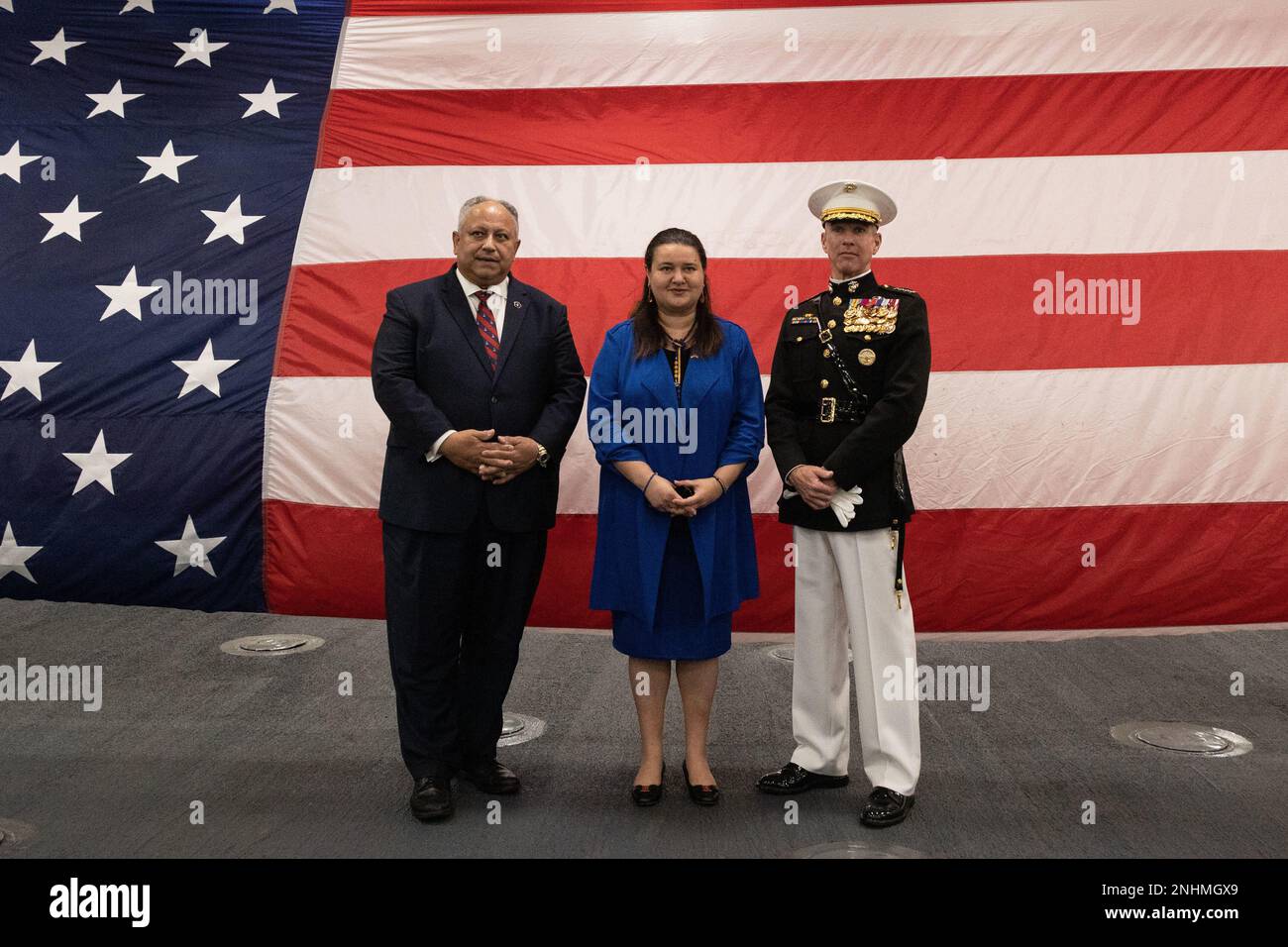 Da sinistra a destra, Carlos del Toro, il Segretario della Marina. Oksana Markarova, Ambasciatore dell'Ucraina negli Stati Uniti. Il generale Eric M. Smith, l'assistente comandante del corpo dei Marine, si trova di fronte alla bandiera americana sulla USS Fort Lauderdale a Fort Lauderdale FL., 30 luglio 2022 Foto Stock