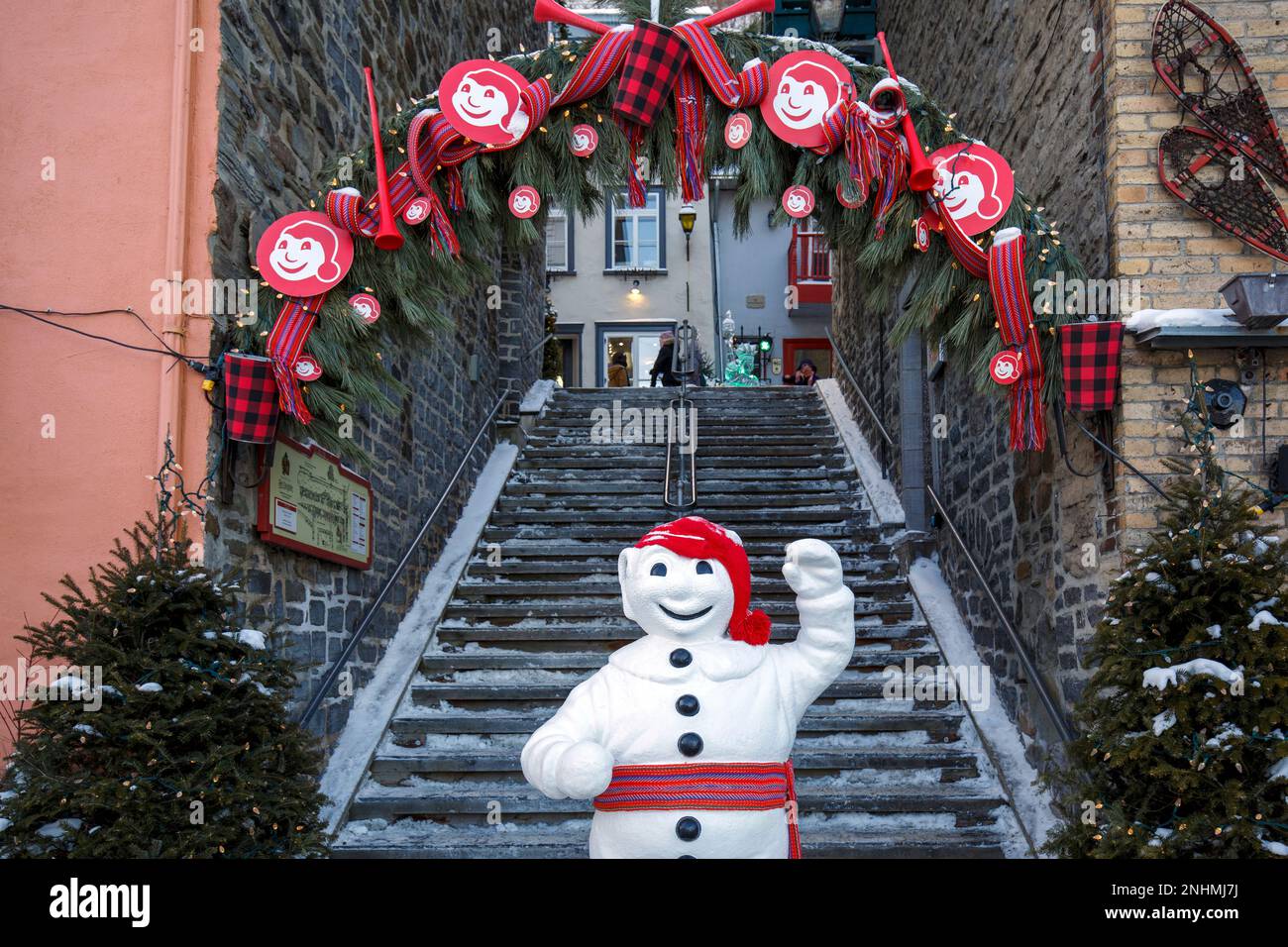 Quebec, Canada : questo è il famoso King of the Quebec Winter Carnival, una mascotte pupazzo di neve amata da tutti e chiamata Bonhomme Carnaval. Foto Stock