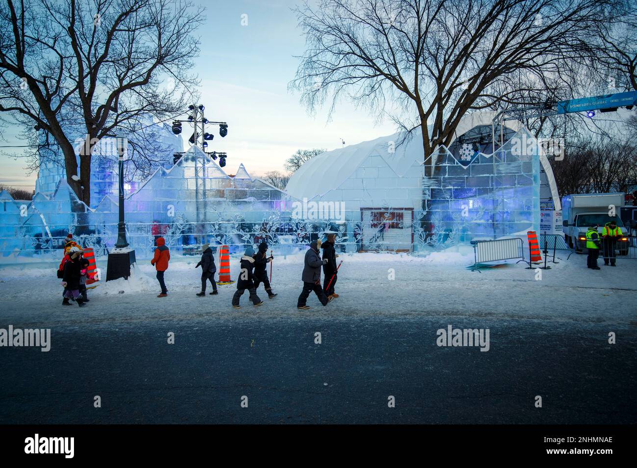 Facciata del Bonhomme Carnaval Ice Castle con persone in fila per visitarlo durante il giorno d'inverno nella città di Quebec. Foto Stock