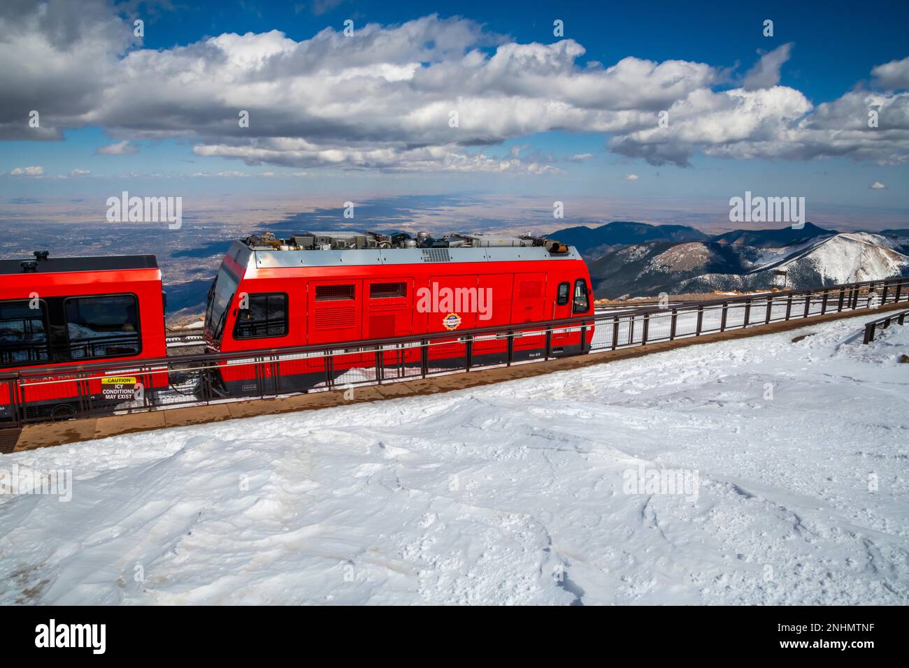 Colorado Springs, CO, USA - 5 dicembre 2022: La Broadmoor Manitou e la Pikes Peak Cog Railway Foto Stock