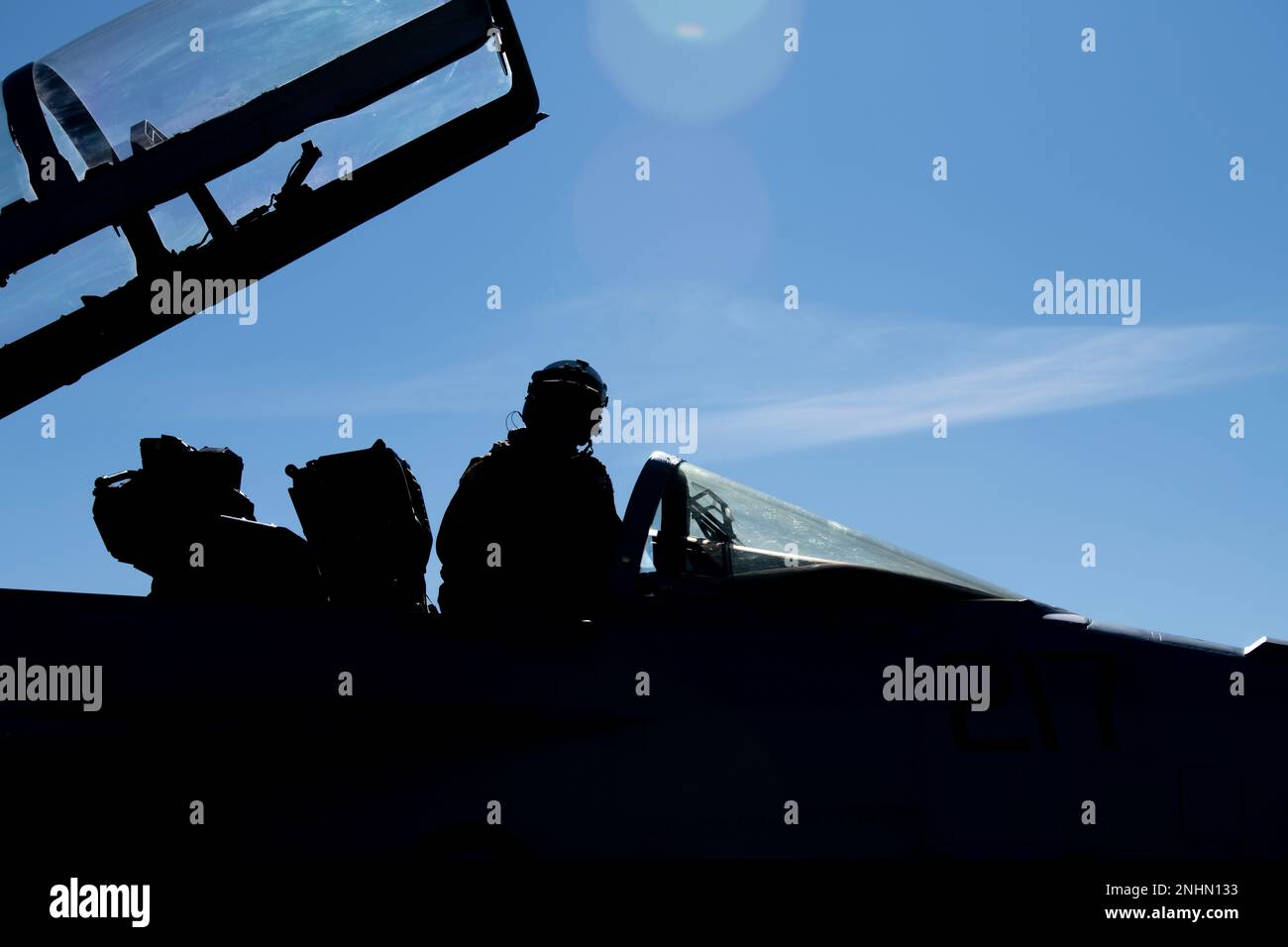 Royal Australian Air Force Flying Officer Nick Thompson, pilota di 1 Squadron, deplane un F/A-18F Super Hornet durante LA BANDIERA ROSSA -Alaska 22-3 alla base dell'aeronautica militare di Eielson, Alaska, 29 luglio 2022. L'esercizio RF-A si concentra sul miglioramento della preparazione al combattimento delle forze statunitensi e internazionali e sulla formazione delle unità che si preparano al compito di spedizione aerea e spaziale. Foto Stock