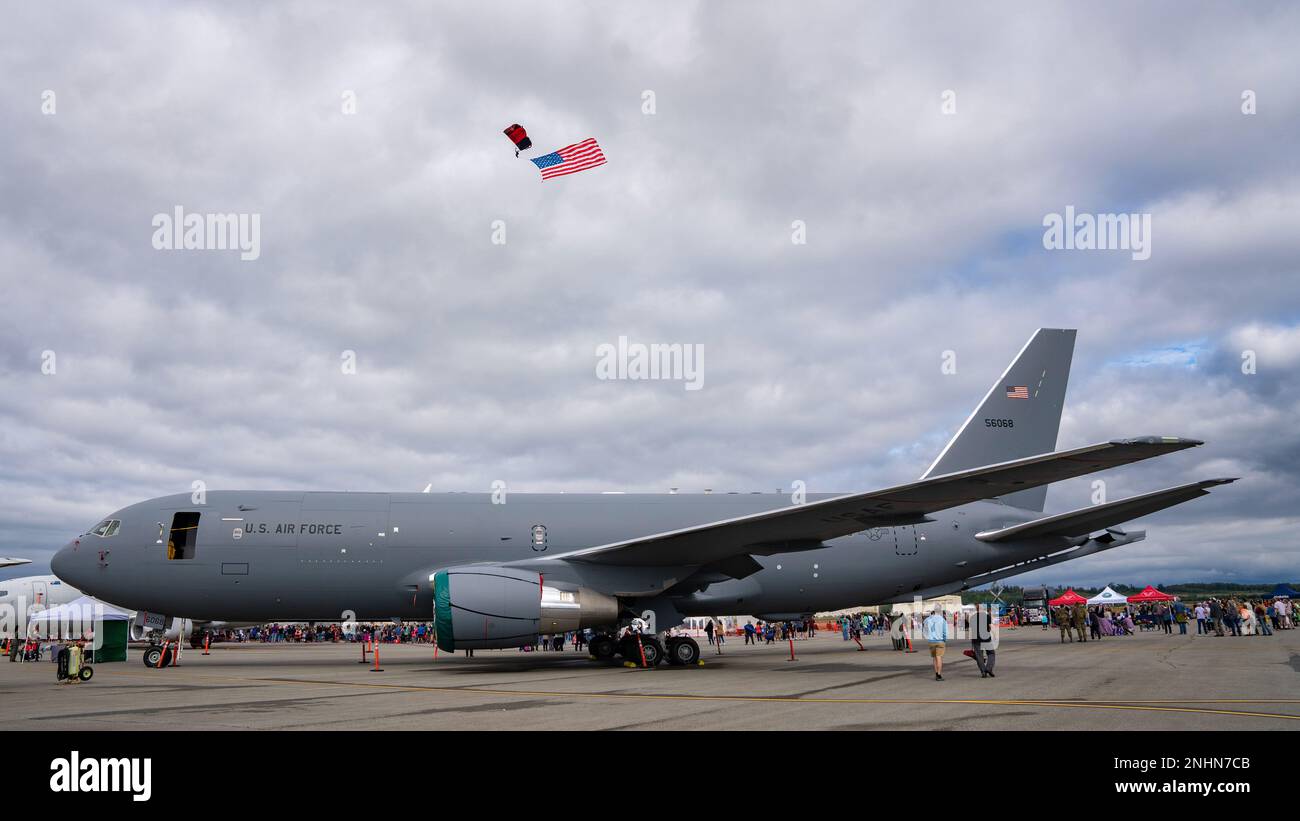 Gli Stati Uniti La squadra dimostrativa del comando speciale per le operazioni dell'esercito, "The Black Daggers", si esibisce durante l'Arctic Thunder Open House presso la Joint base Elmendorf-Richardson, Alaska, 31 luglio 2022. I Black Daggers sono composti interamente da volontari provenienti da tutta la comunità delle operazioni speciali dell'esercito. Hanno diversi background e varie specialità militari. Foto Stock