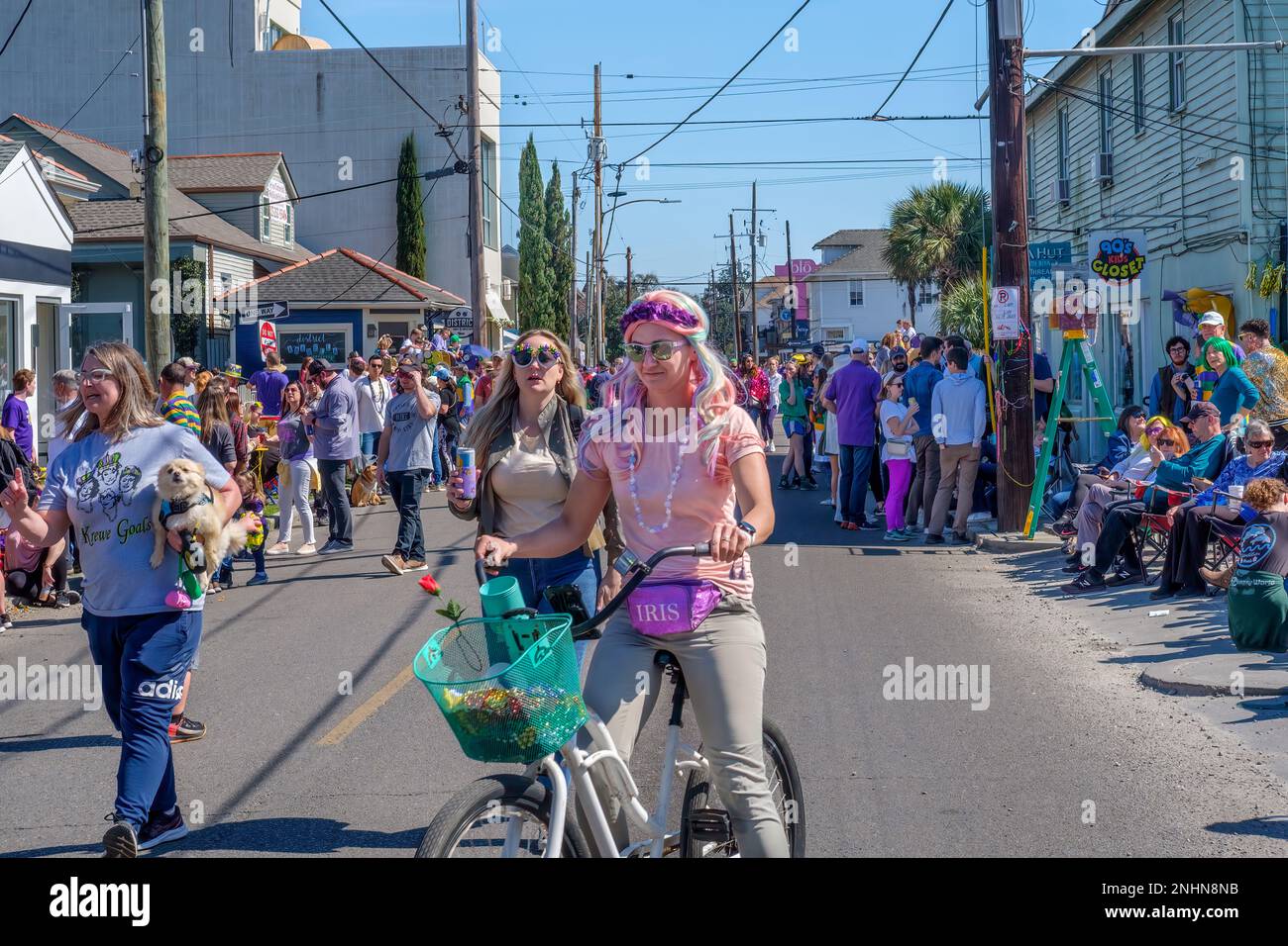 NEW ONEW ORLEANS, LA, USA - 19 FEBBRAIO 2023: La folla si è riunita su Magazine Street prima della Krewe of Thoth Mardi Gras Parade Foto Stock