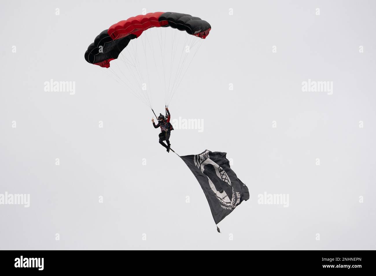 Gli Stati Uniti La squadra dimostrativa del comando speciale per le operazioni dell'esercito, "The Black Daggers", si esibisce durante l'Arctic Thunder Open House presso la Joint base Elmendorf-Richardson, Alaska, 31 luglio 2022. I Black Daggers sono composti interamente da volontari provenienti da tutta la comunità delle operazioni speciali dell'esercito. Hanno diversi background e varie specialità militari. Foto Stock