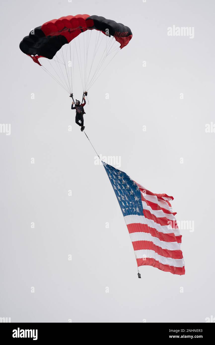 Gli Stati Uniti La squadra dimostrativa del comando speciale per le operazioni dell'esercito, "The Black Daggers", si esibisce durante l'Arctic Thunder Open House presso la Joint base Elmendorf-Richardson, Alaska, 31 luglio 2022. I Black Daggers sono composti interamente da volontari provenienti da tutta la comunità delle operazioni speciali dell'esercito. Hanno diversi background e varie specialità militari. Foto Stock