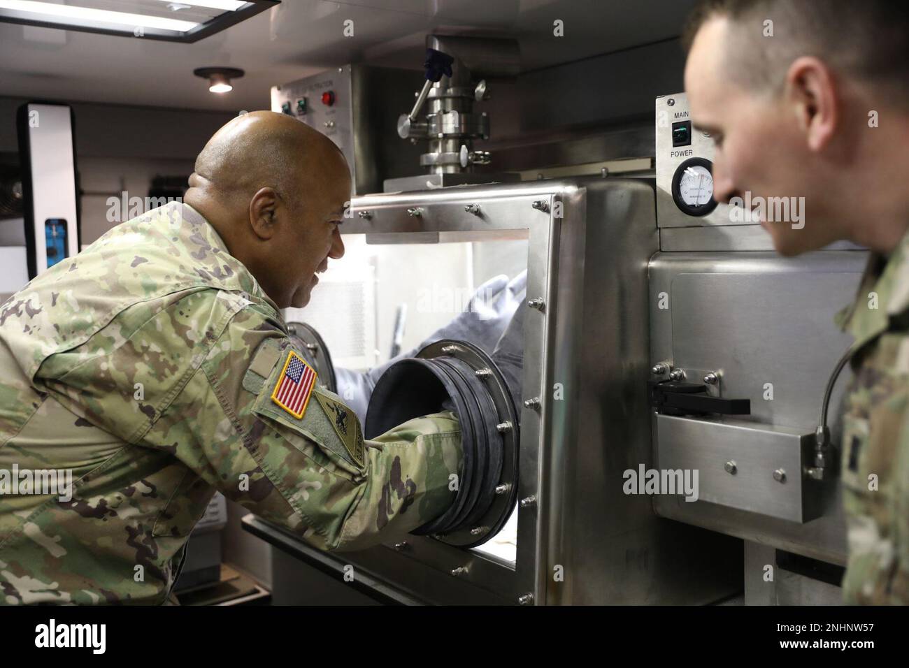 STATI UNITI Darryl Williams, comandante generale degli Stati Uniti Army Europe and Africa (USAEUR-AF,) preleva campioni di agenti non identificati fittizi durante un briefing sulle capacità del laboratorio analitico del 773rd Civil Support Team (CST,) durante un impegno di leader chiave presso la Rine Ordnance Barracks, Germania, agosto 10. Il 773rd è l'unica risorsa CST della Riserva dell'Esercito e l'unica risorsa CST in Europa. Le loro strutture e le loro attrezzature sono altamente specializzate, rendendole un moltiplicatore di forza fondamentale nella formazione USAEUR-AF Foto Stock