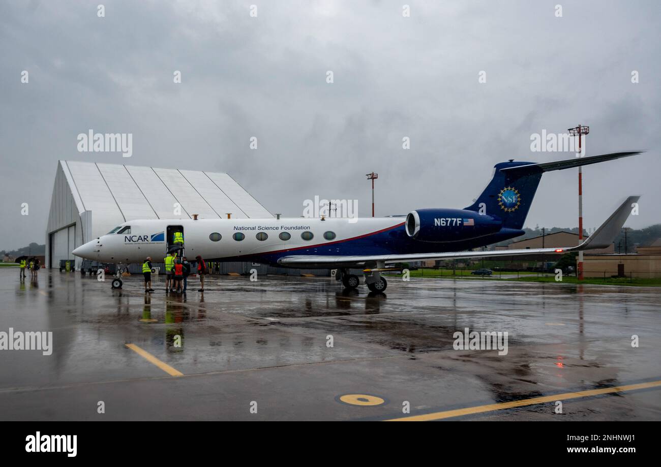 National Center for Atmospheric Research (NSF/NCAR) scienziati e ricercatori  sbarcano da un aeromobile Gulfstream-V N677F alla base aerea Osan,  Repubblica di Corea, 31 luglio 2022. Il G-V N677F è uno dei due