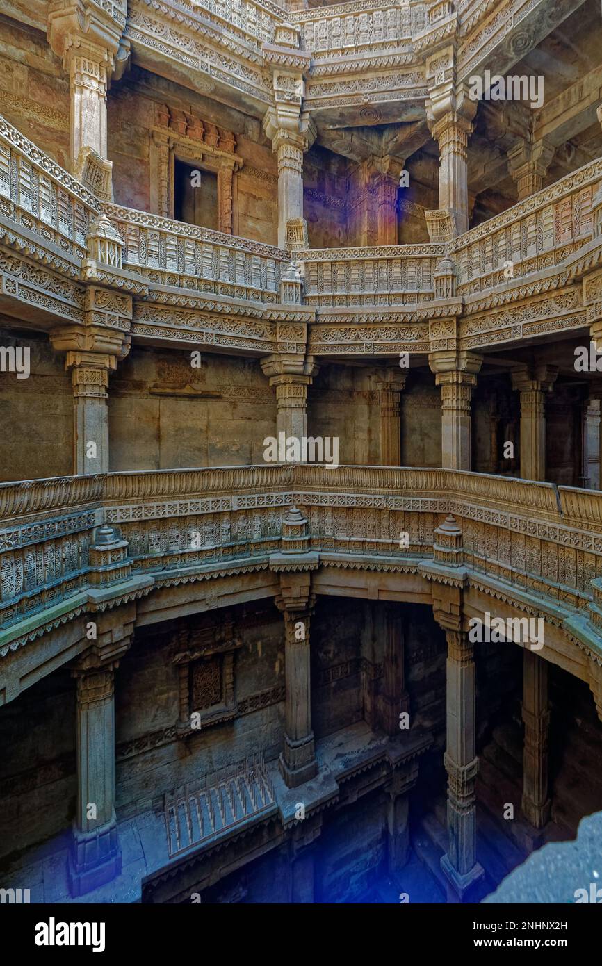 10 20 2007 Vintage Inner view of Adalaj Ni Vav a Stepwell or Rudabai Stepwell. È intricately scolpito ed è profondo cinque piani. Ahmedabad, Gujarat, Indi Foto Stock