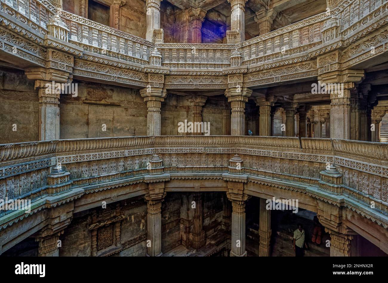 10 20 2007 Vintage Inner view of Adalaj Ni Vav a Stepwell or Rudabai Stepwell. È intricately scolpito ed è profondo cinque piani. Ahmedabad, Gujarat, Indi Foto Stock