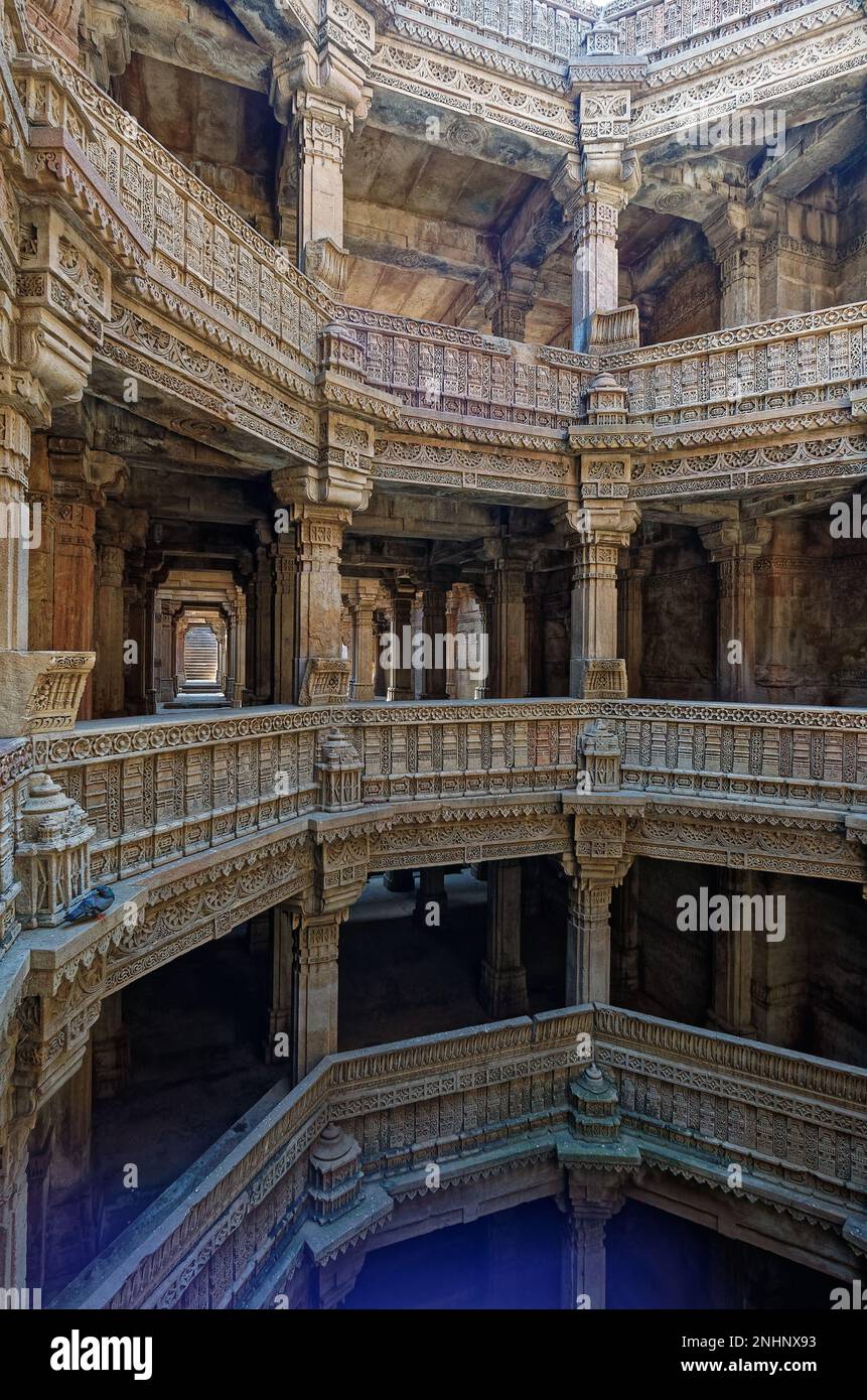 10 20 2007 Vintage Inner view of Adalaj Ni Vav a Stepwell or Rudabai Stepwell. È intricately scolpito ed è profondo cinque piani. Ahmedabad, Gujarat, Indi Foto Stock